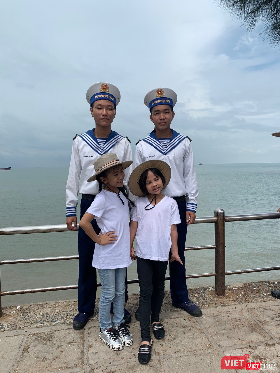 Các bé đi nhặt rác trên bãi biển, trồng cây xanh cùng với các chú bộ đội hải quân