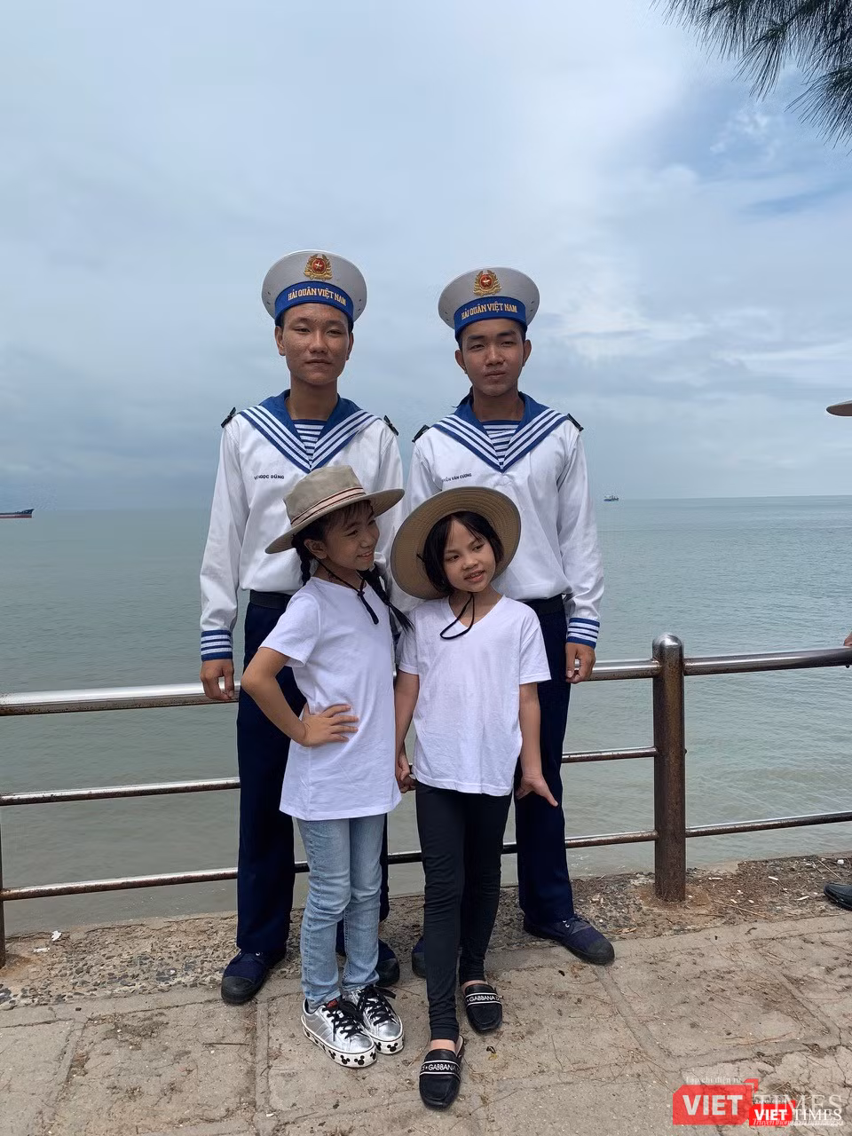 Các bé đi nhặt rác trên bãi biển, trồng cây xanh cùng với các chú bộ đội hải quân