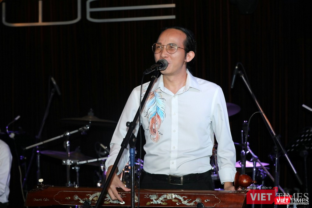 Hà Chương có thể chơi hàng chục loại nhạc cụ khác nhau Hà Chương có thể chơi hàng chục loại nhạc cụ khác nhau