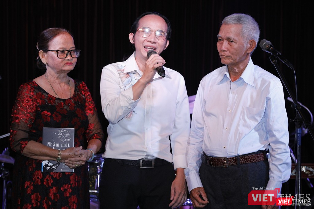 Hà Chương mời ba mẹ lên sân khấu để trao tặng cuốn sách của mình Hà Chương mời ba mẹ lên cám ơn và trao tặng cuốn sách của mình