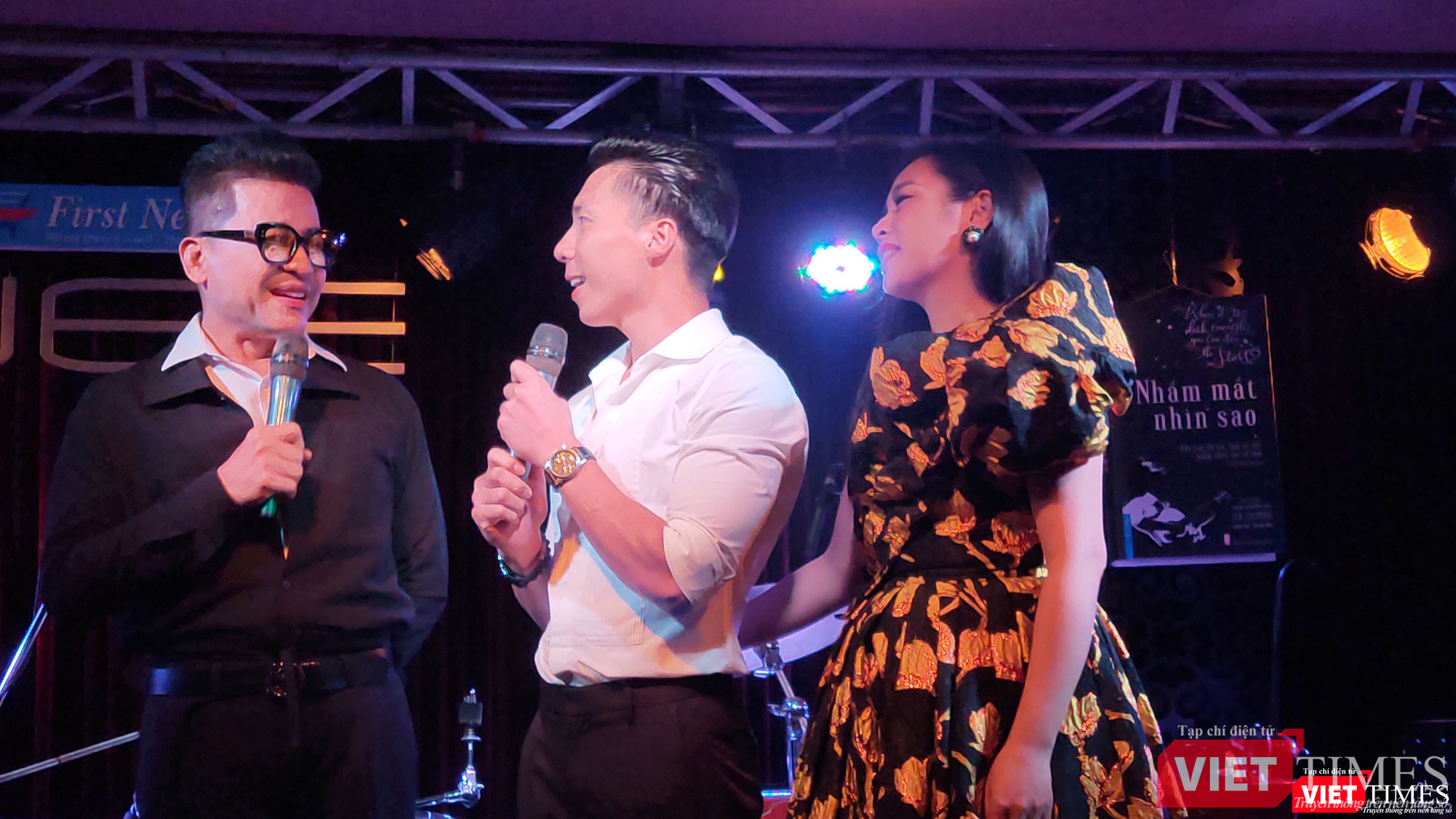 MC Thanh Bạch, diễn viên xiếc Quốc Nghiệp và ca sĩ Ngọc Mai tại buổi ra mắt cuốn sách "Nhắm mắt nhìn sao", chúc mừng nhạc sĩ Hà Chương (Video, ảnh: Hòa Bình) MC Thanh Bạch, diễn viên xiếc Quốc Nghiệp và ca sĩ Ngọc Mai tại buổi ra mắt cuốn sách