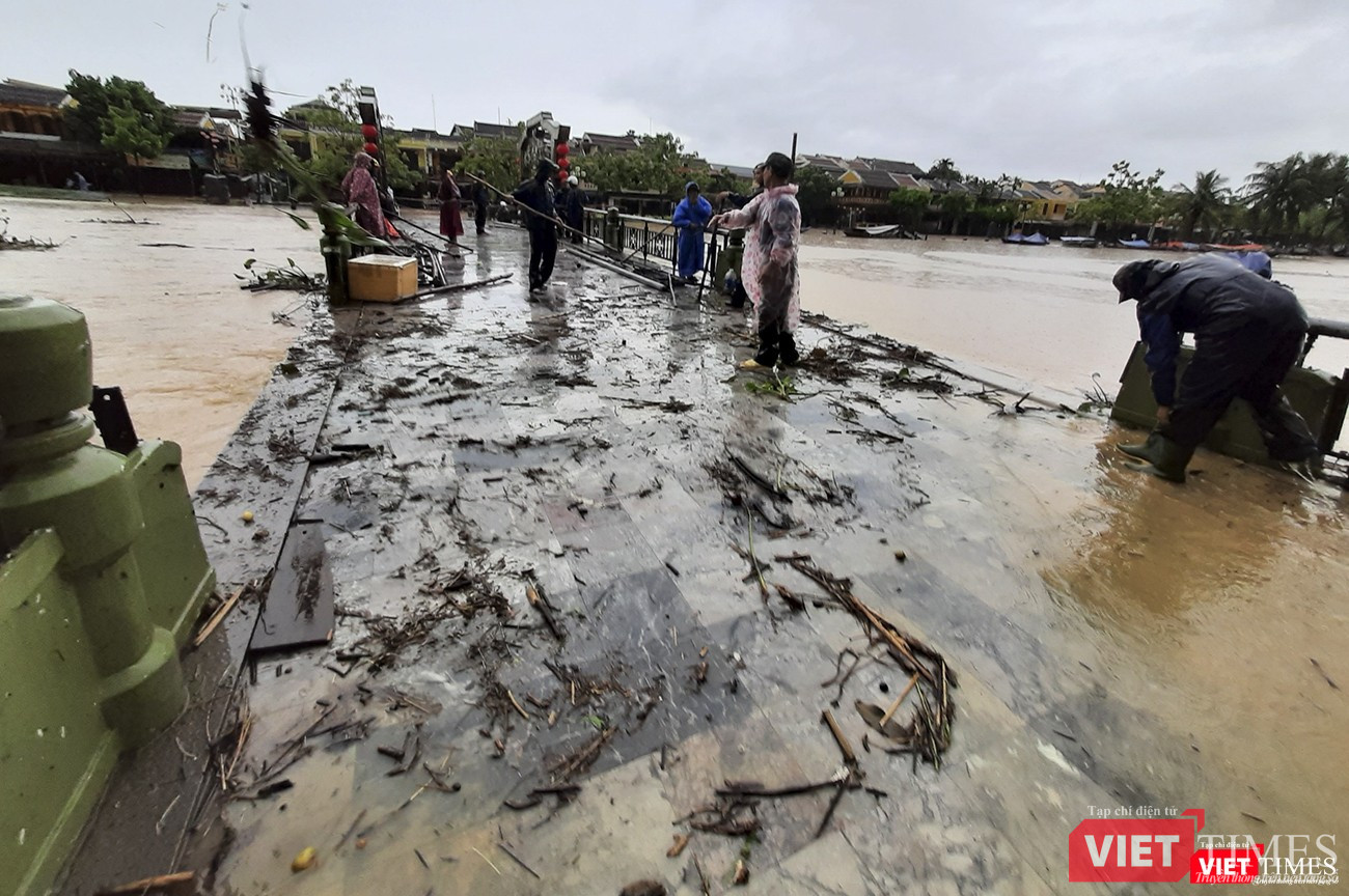 Lực lượng chức năng đang giải phóng gỗ từ thượng nguồn về mắc nơi cầu An Hội