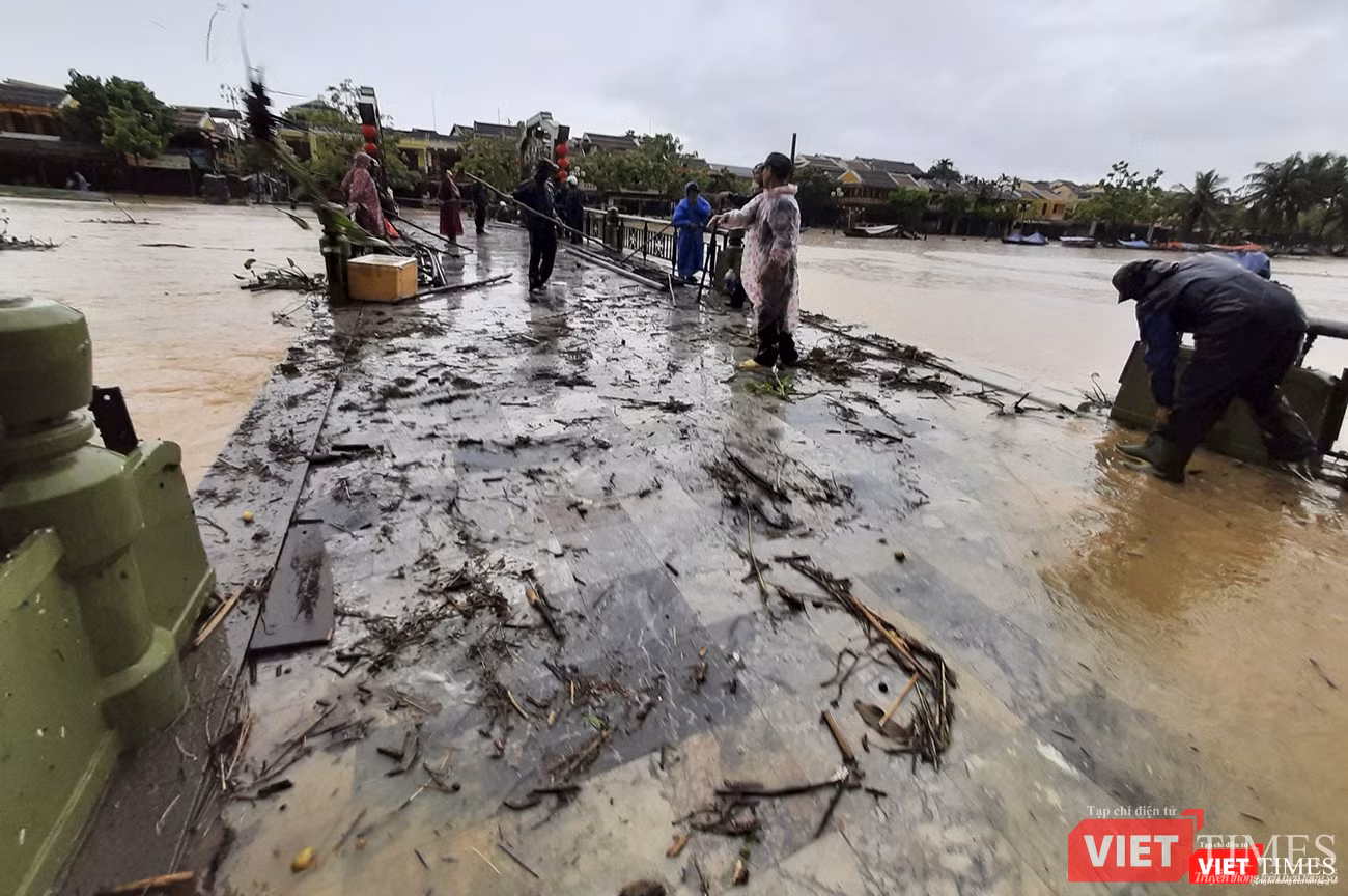 Lực lượng chức năng đang giải phóng gỗ từ thượng nguồn về mắc nơi cầu An Hội Lực lượng chức năng đang giải phóng gỗ từ thượng nguồn về mắc nơi cầu An Hội