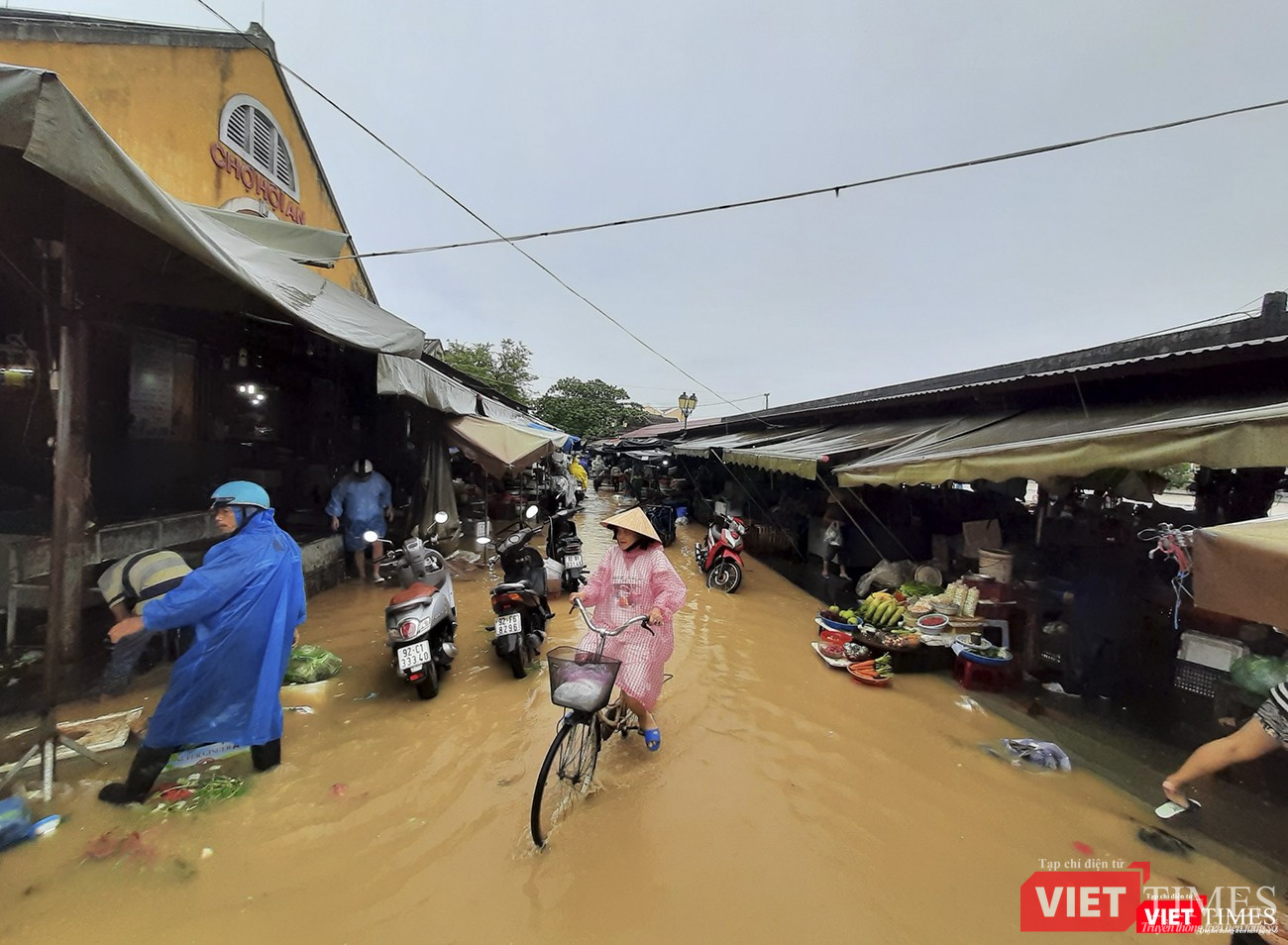 Chợ Hội An bắt đầu ngập trong nước lũ