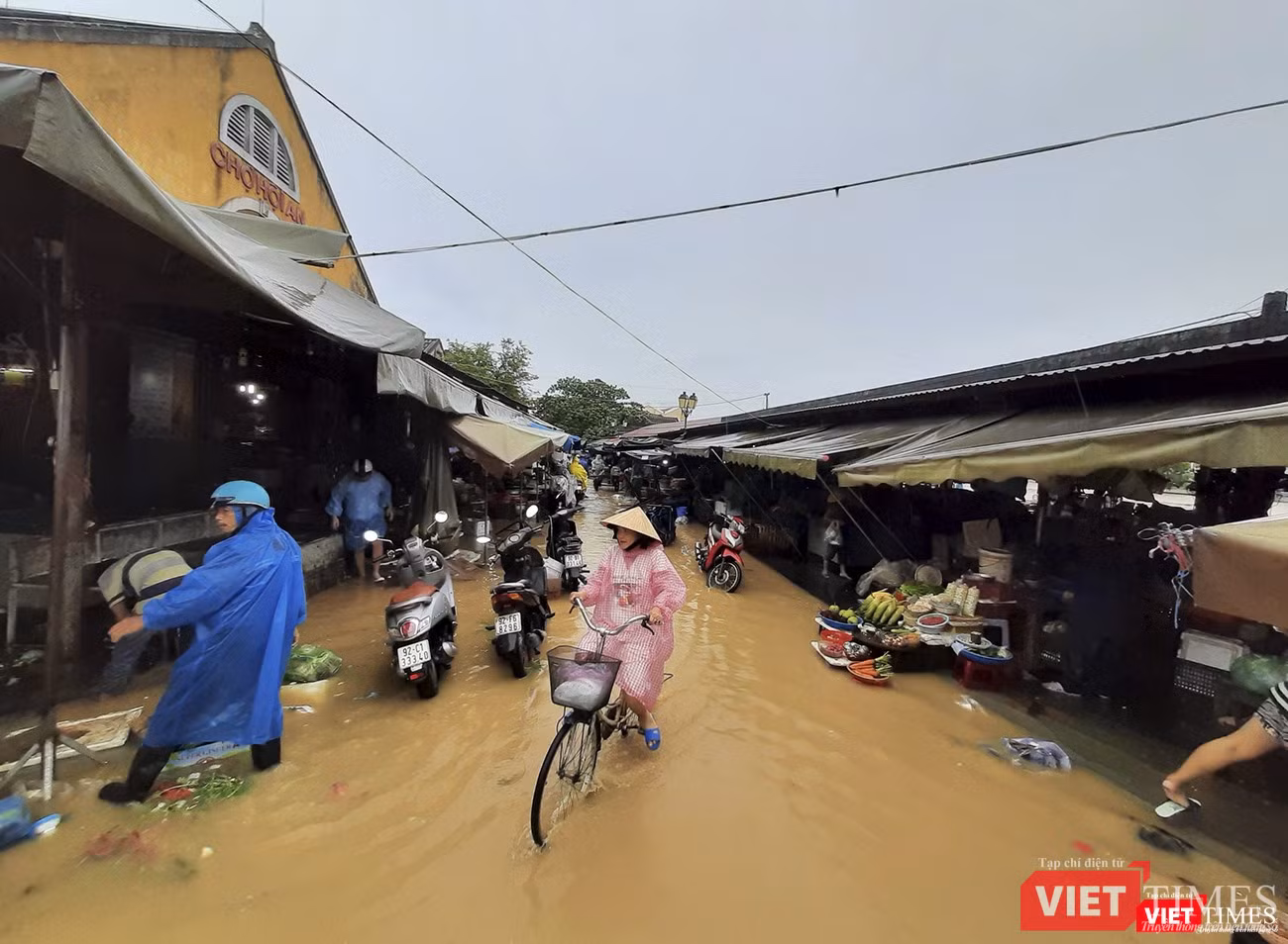 Chợ Hội An bắt đầu ngập trong nước lũ Chợ Hội An bắt đầu ngập trong nước lũ