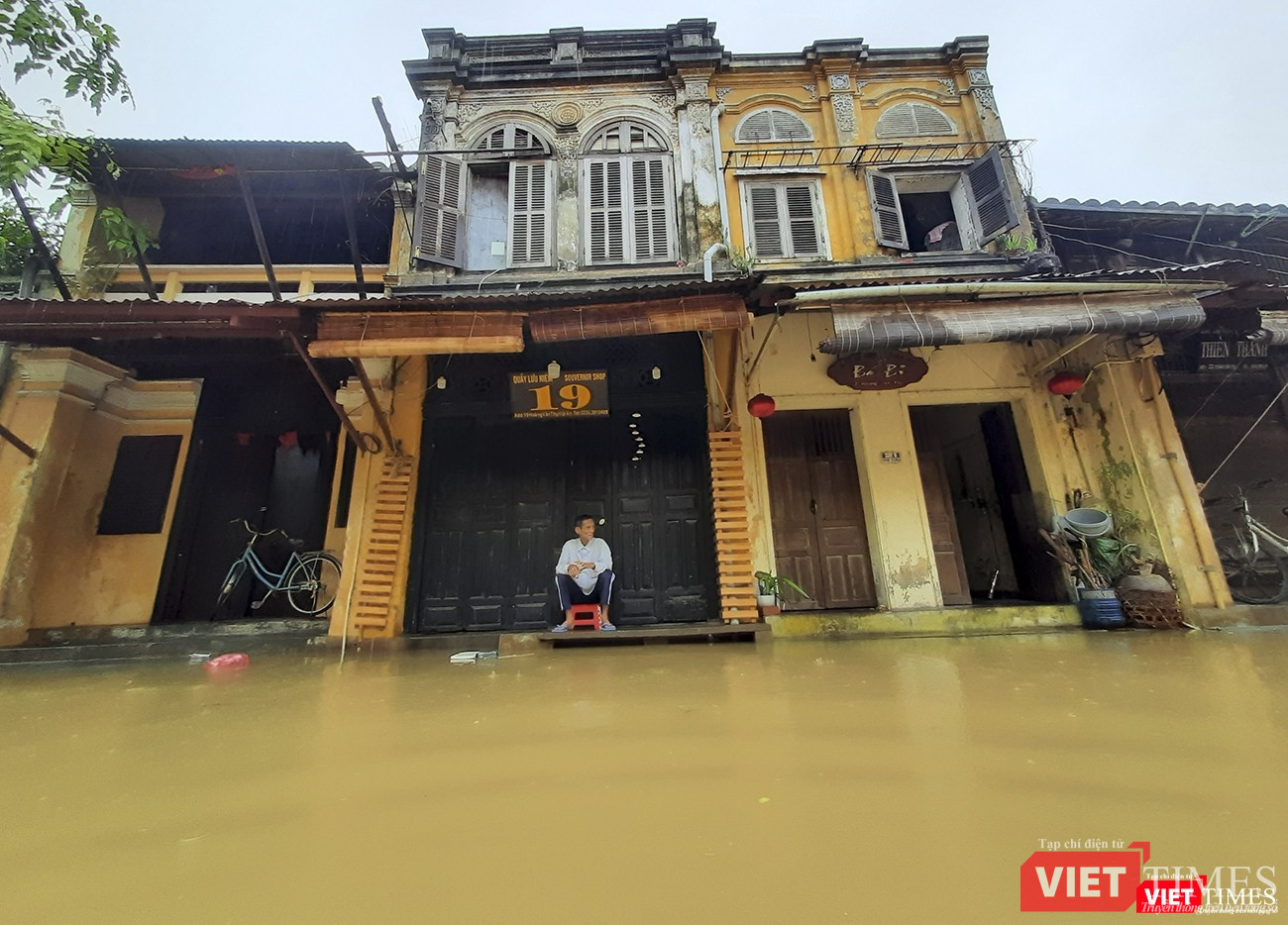 Nước mỗi lúc một dâng cao