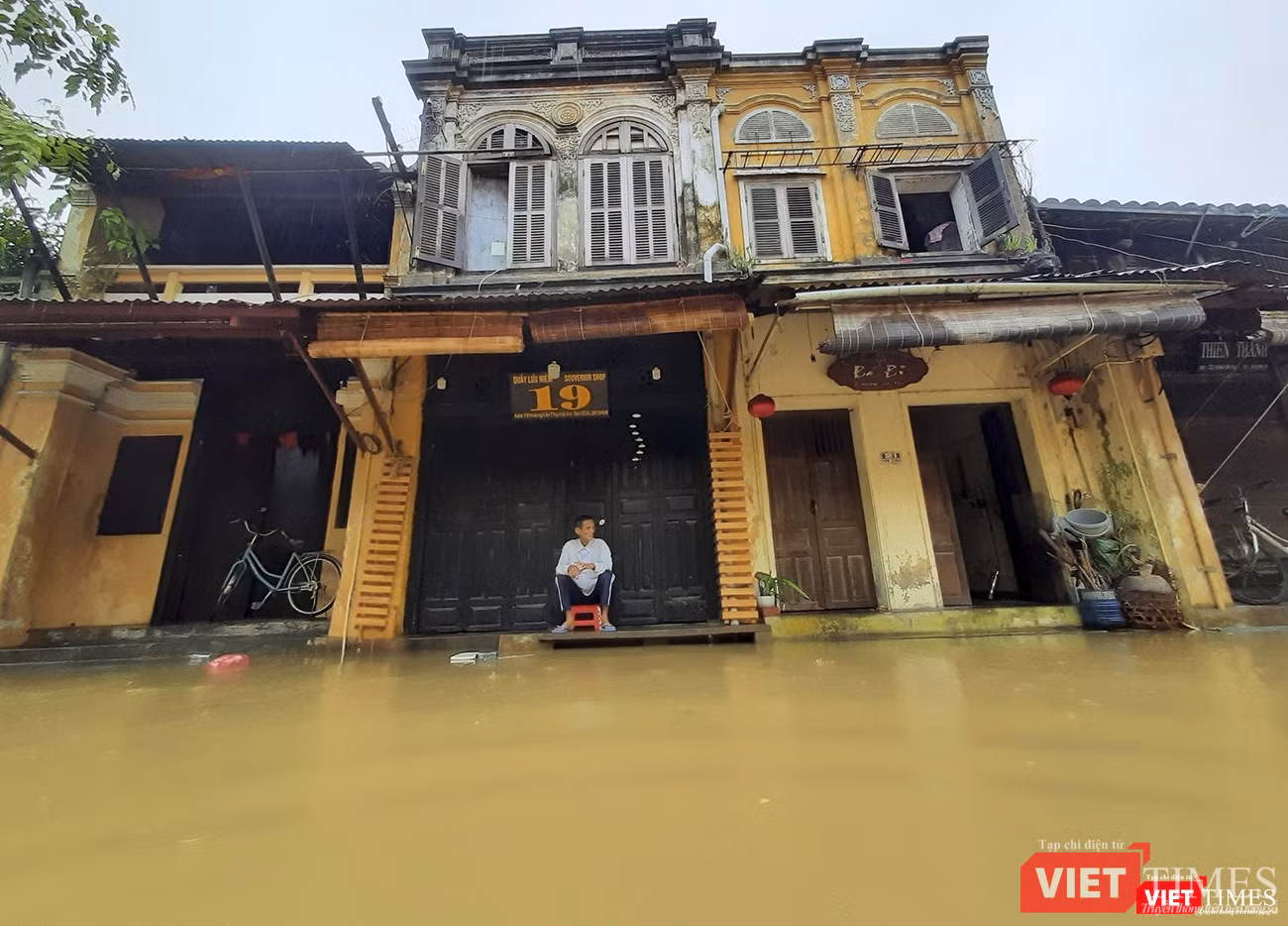 Nước mỗi lúc một dâng cao Nước mỗi lúc một dâng cao