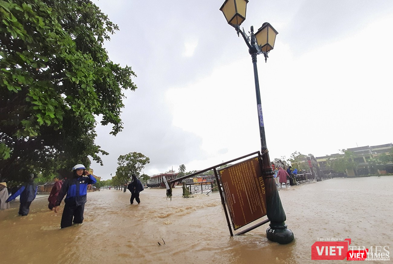 Đường Bạch Đằng chìm trong nước