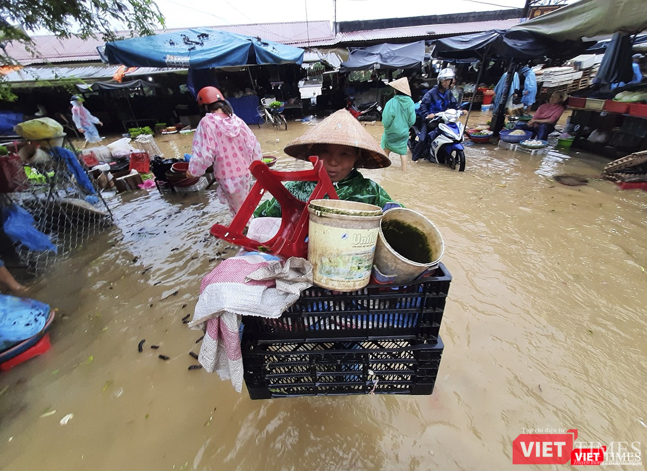 Người dân ở chợ Hội An chạy lũ