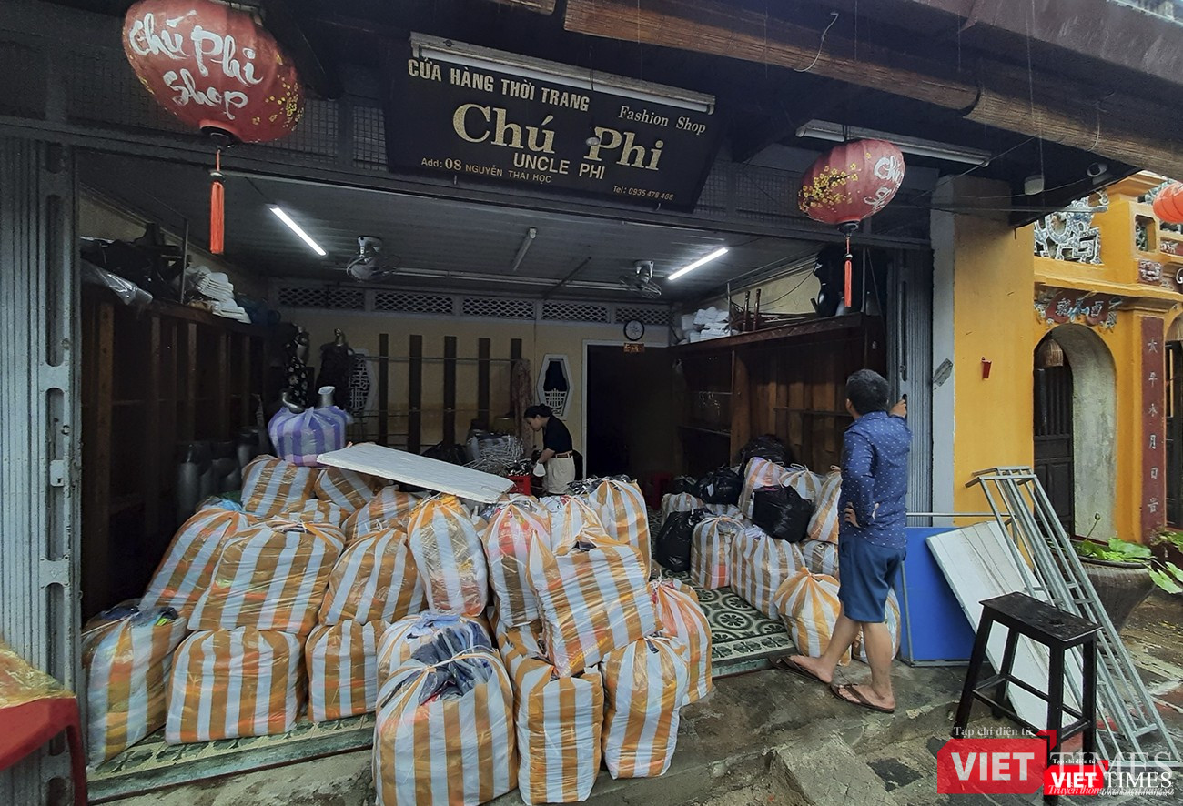 Người dân hối hả thu dọn đồ đạc để chạy lũ