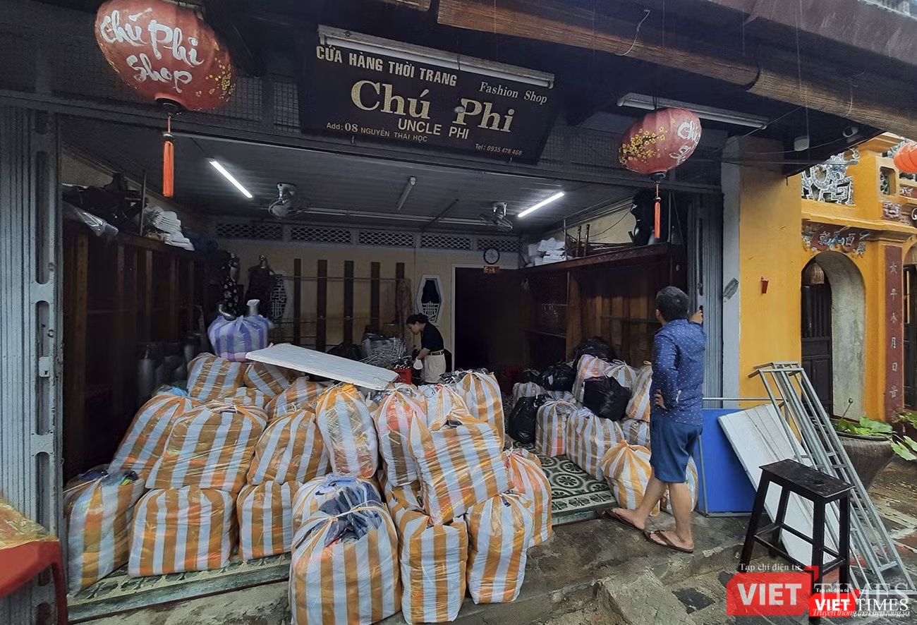 Người dân hối hả thu dọn đồ đạc để chạy lũ Người dân hối hả thu dọn đồ đạc để chạy lũ