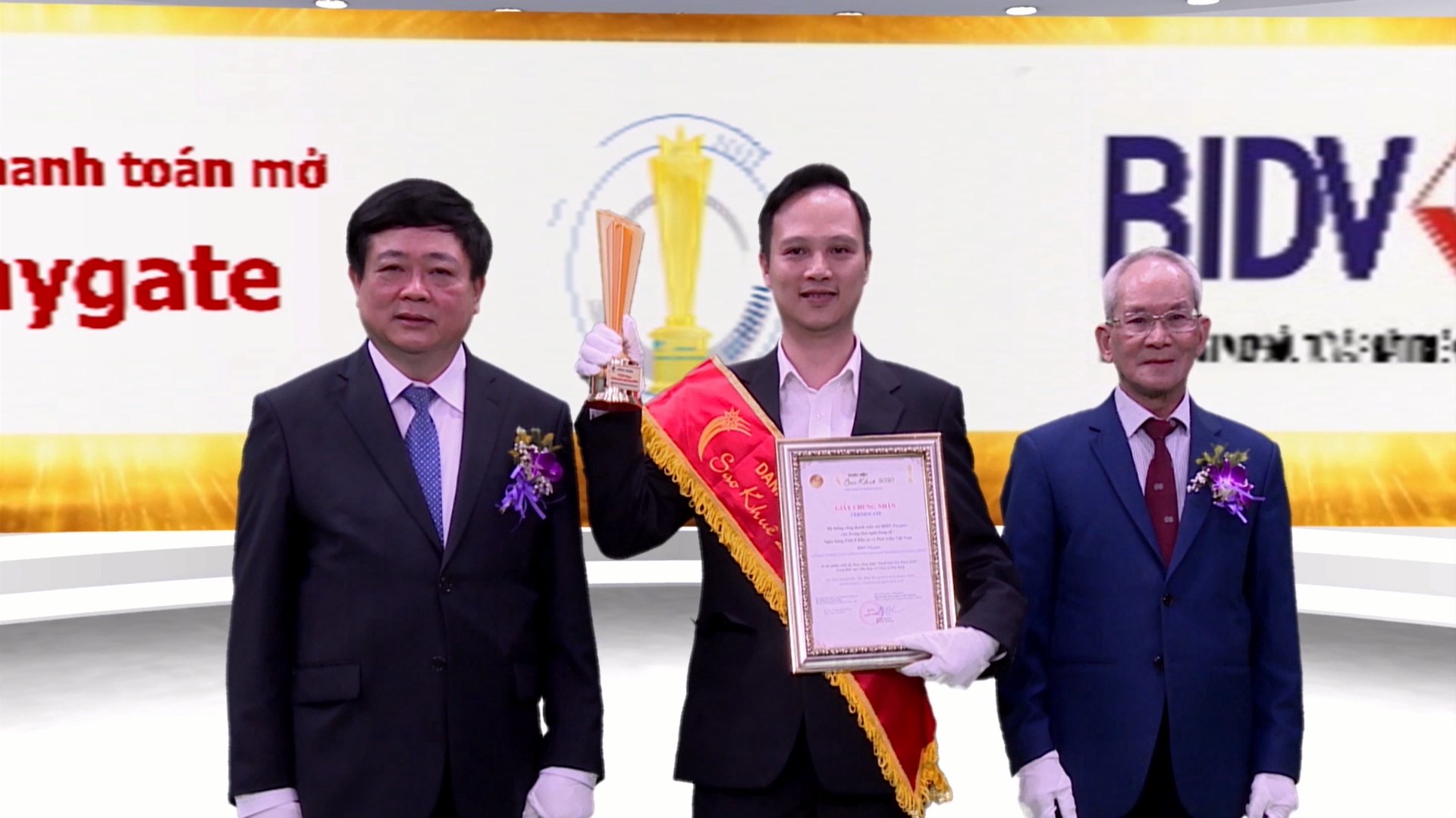 6 sản phẩm của BIDV được vinh danh tại Sao Khuê 2020 ảnh 5 Ông Nguyễn Trọng Kiên – Phó Giám Đốc TTNHS nhận giải Hệ thống cổng thanh toán mở – BIDV Paygate
