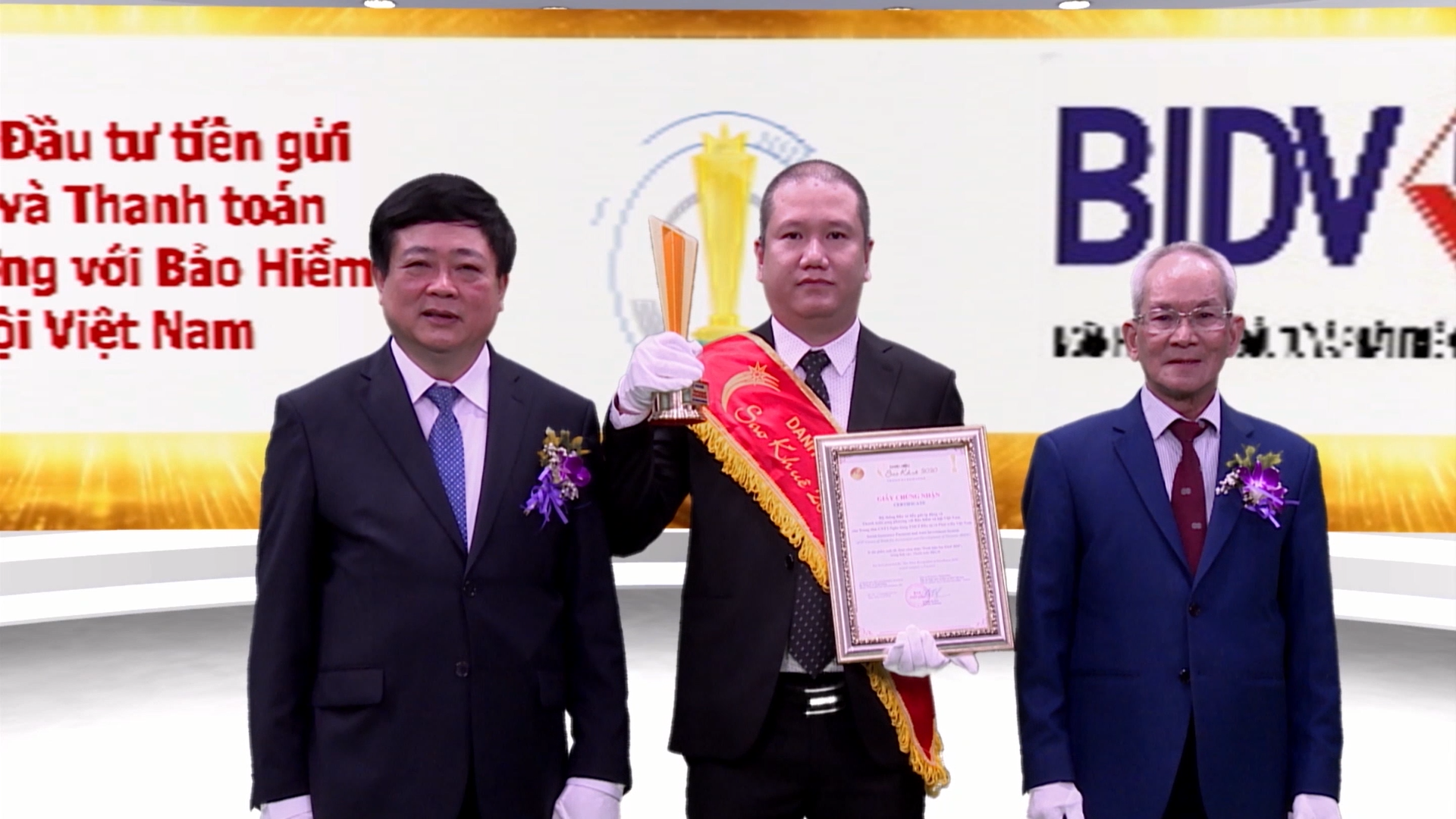 6 sản phẩm của BIDV được vinh danh tại Sao Khuê 2020 ảnh 7 Ông Nguyễn Tường Linh – Phó GĐ TT CNTT nhận giải Hệ thống đầu tư tiền gửi tự động và Thanh toán song phương với Bảo hiểm xã hội Việt Nam