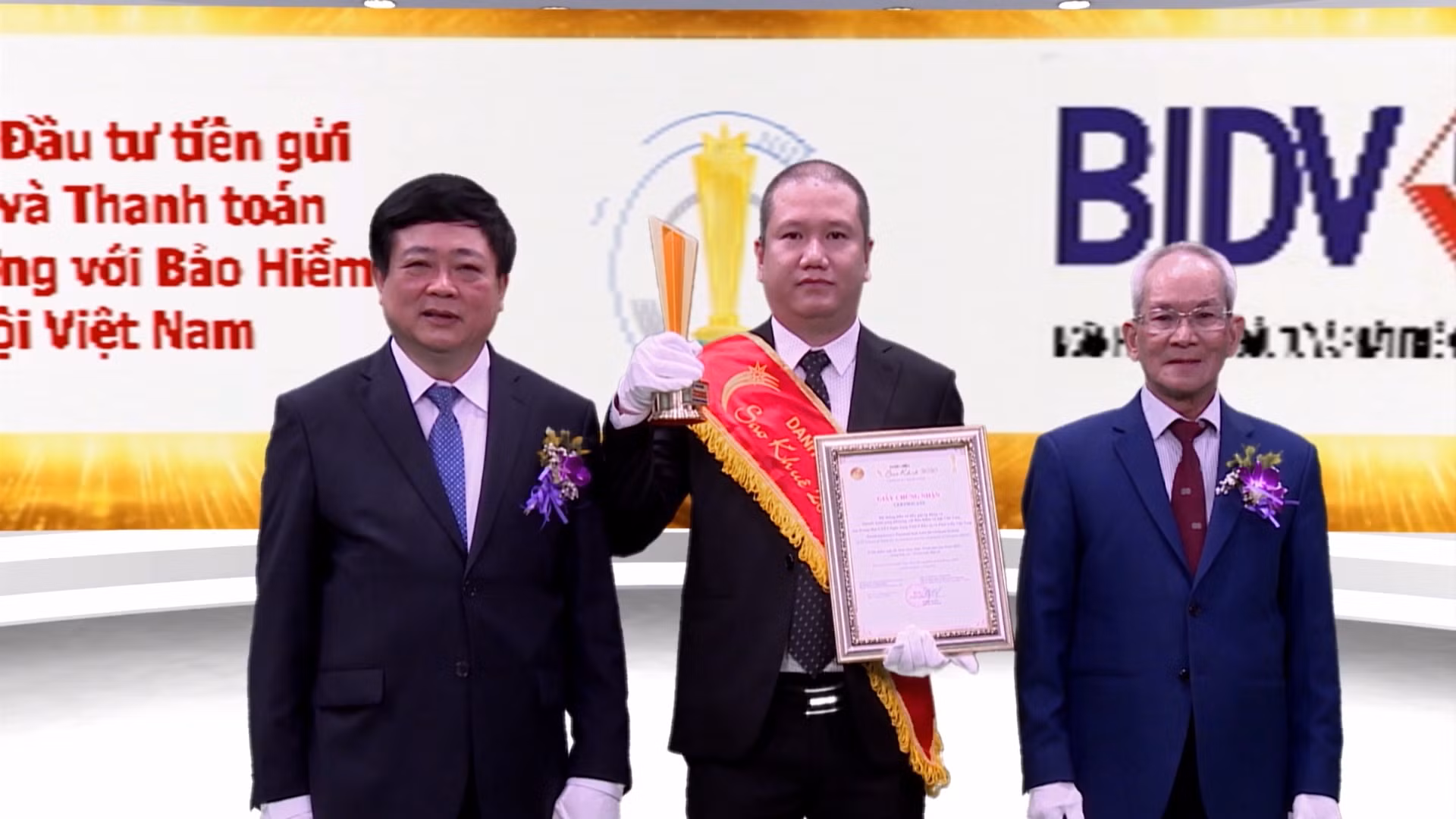 Ông Nguyễn Tường Linh – Phó GĐ TT CNTT nhận giải Hệ thống đầu tư tiền gửi tự động và Thanh toán song phương với Bảo hiểm xã hội Việt Nam