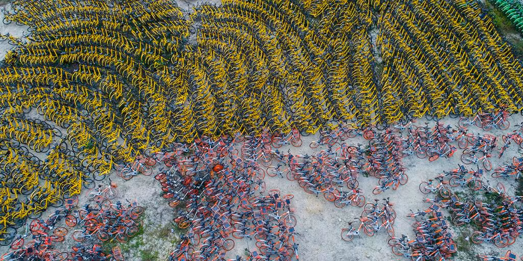 Những chiếc xe đạp vô chủ của Mobike và Ofo chụp từ trên cao. Ảnh: FP Những chiếc xe đạp vô chủ của Mobike và Ofo chụp từ trên cao. Ảnh: FP