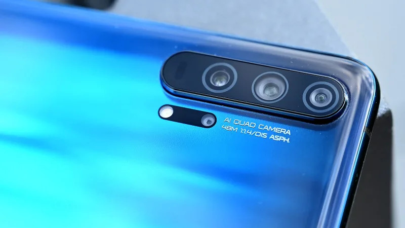 Lỗ nhỏ dưới ngay 3 ống kính camera là ống kính macro 2MP chuyên dụng. Ảnh: Gizmodo