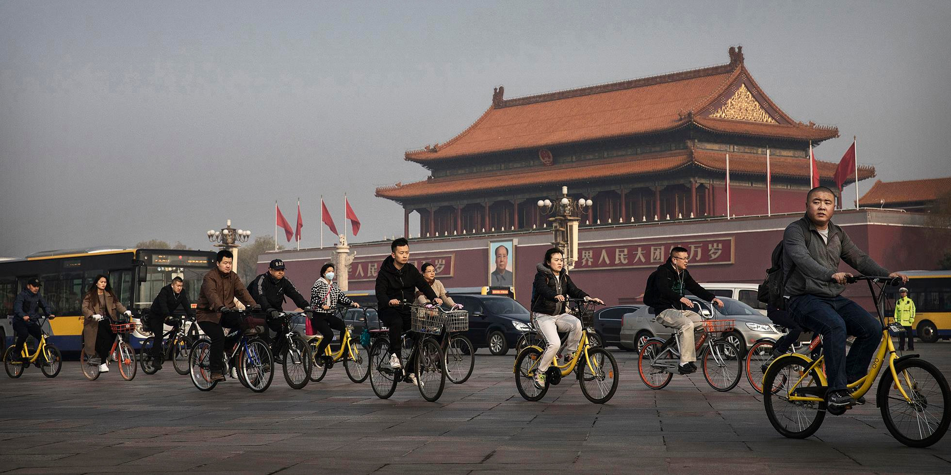 Người dân Trung Quốc đi xe đạp qua Quảng trưởng Thiên An Môn. Ảnh: FP