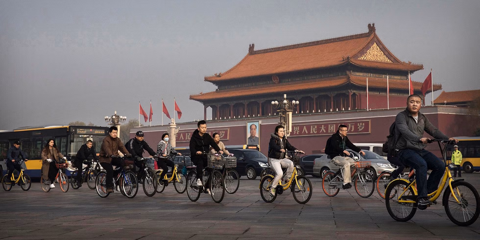 Người dân Trung Quốc đi xe đạp qua Quảng trưởng Thiên An Môn. Ảnh: FP Người dân Trung Quốc đi xe đạp qua Quảng trưởng Thiên An Môn. Ảnh: FP