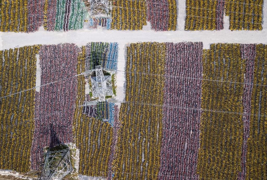 Hình ảnh chụp từ trên cao, cho thấy hàng ngàn chiếc xe đạp bị bỏ không. Ảnh: FP Hình ảnh chụp từ trên cao, cho thấy hàng ngàn chiếc xe đạp bị bỏ không. Ảnh: FP