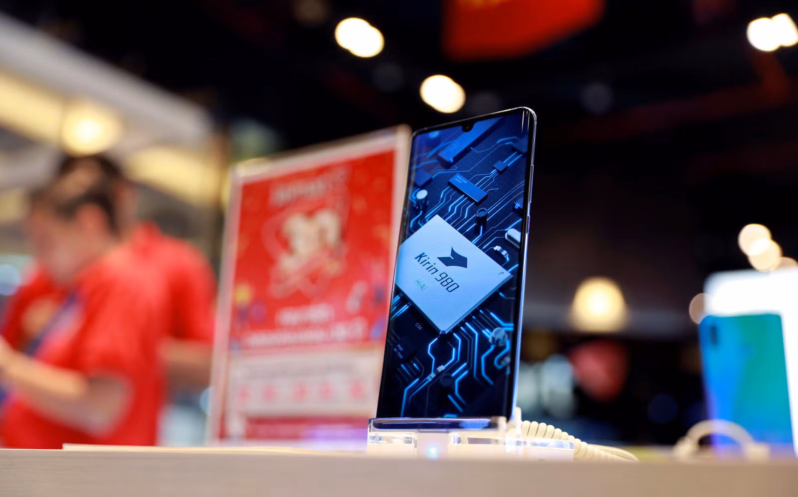 Vi xử lý Kirin được HiSilicon sản xuất trên kiến trúc của ARM. Ảnh: Engadget