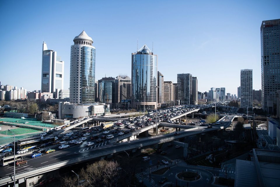 Giao thông dọc theo một đường vành đai trong khu thương mại trung tâm ở Bắc Kinh vào ngày 21/3/2019 (ảnh: AFP)