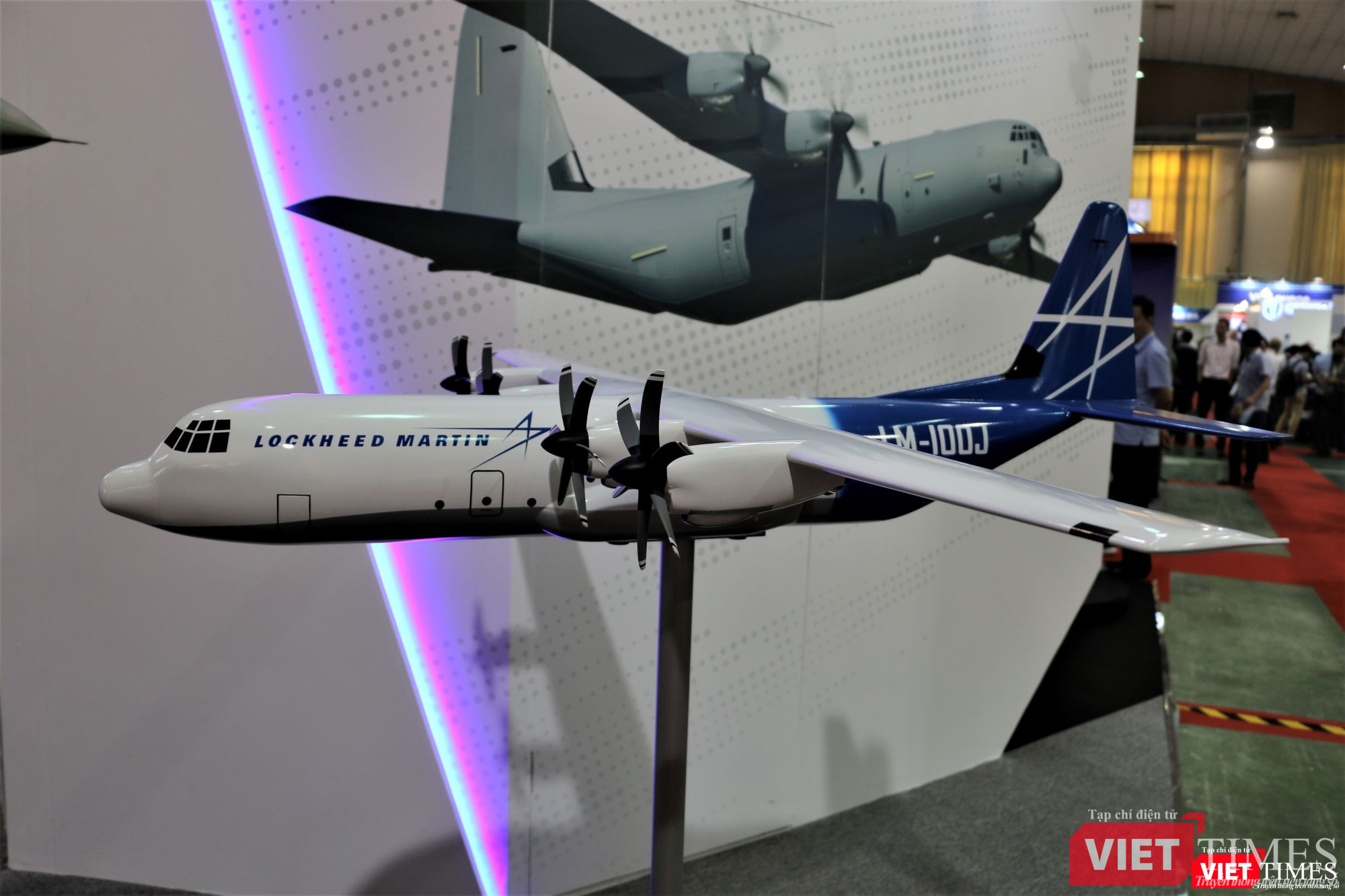 Mô hình máy bay vận tải LM-100J do Lockheed Martin sản xuất