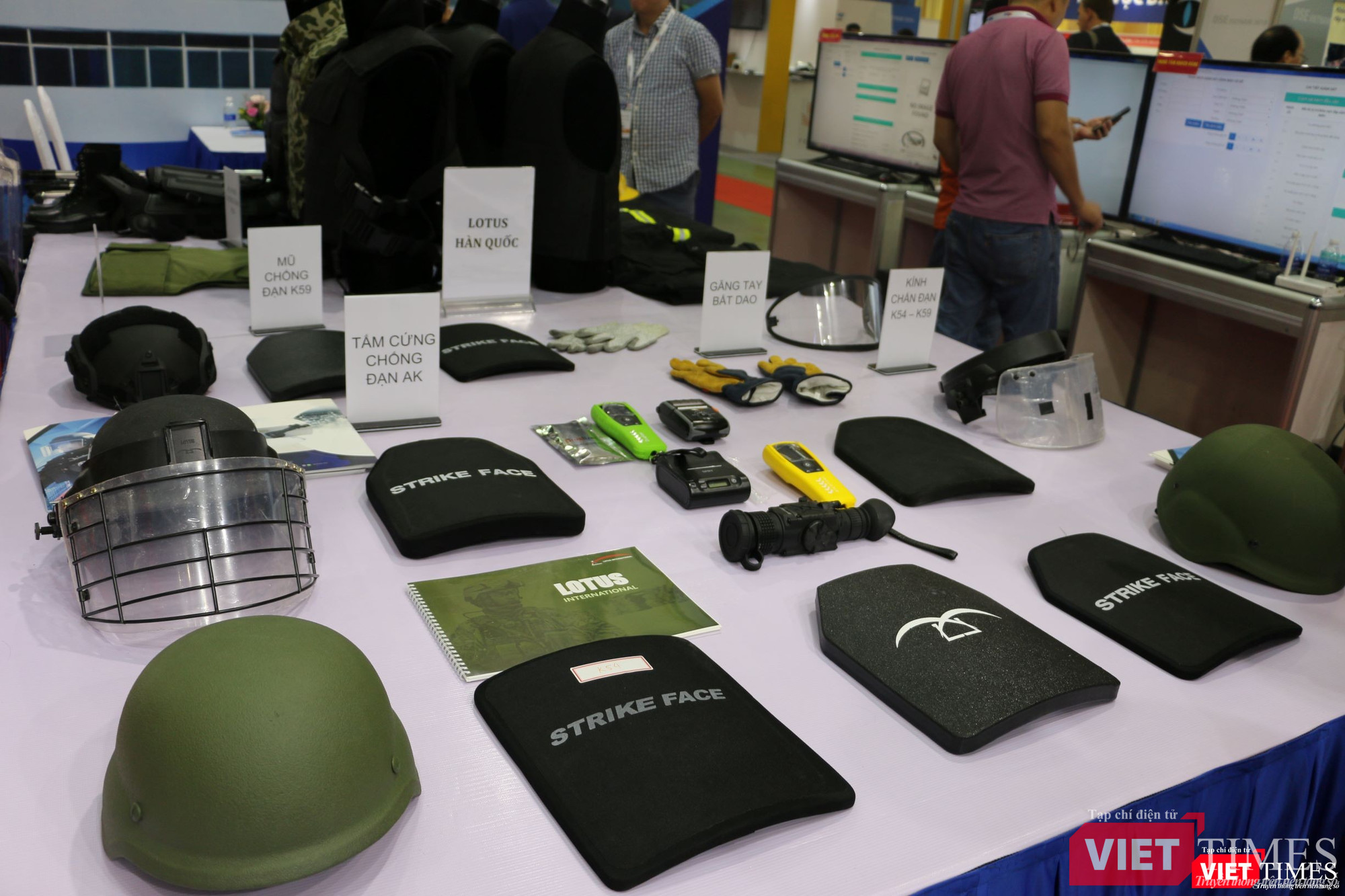 Mũ và giáp chống đạn dành cho lực lượng cảnh sát cơ động của Việt Nam