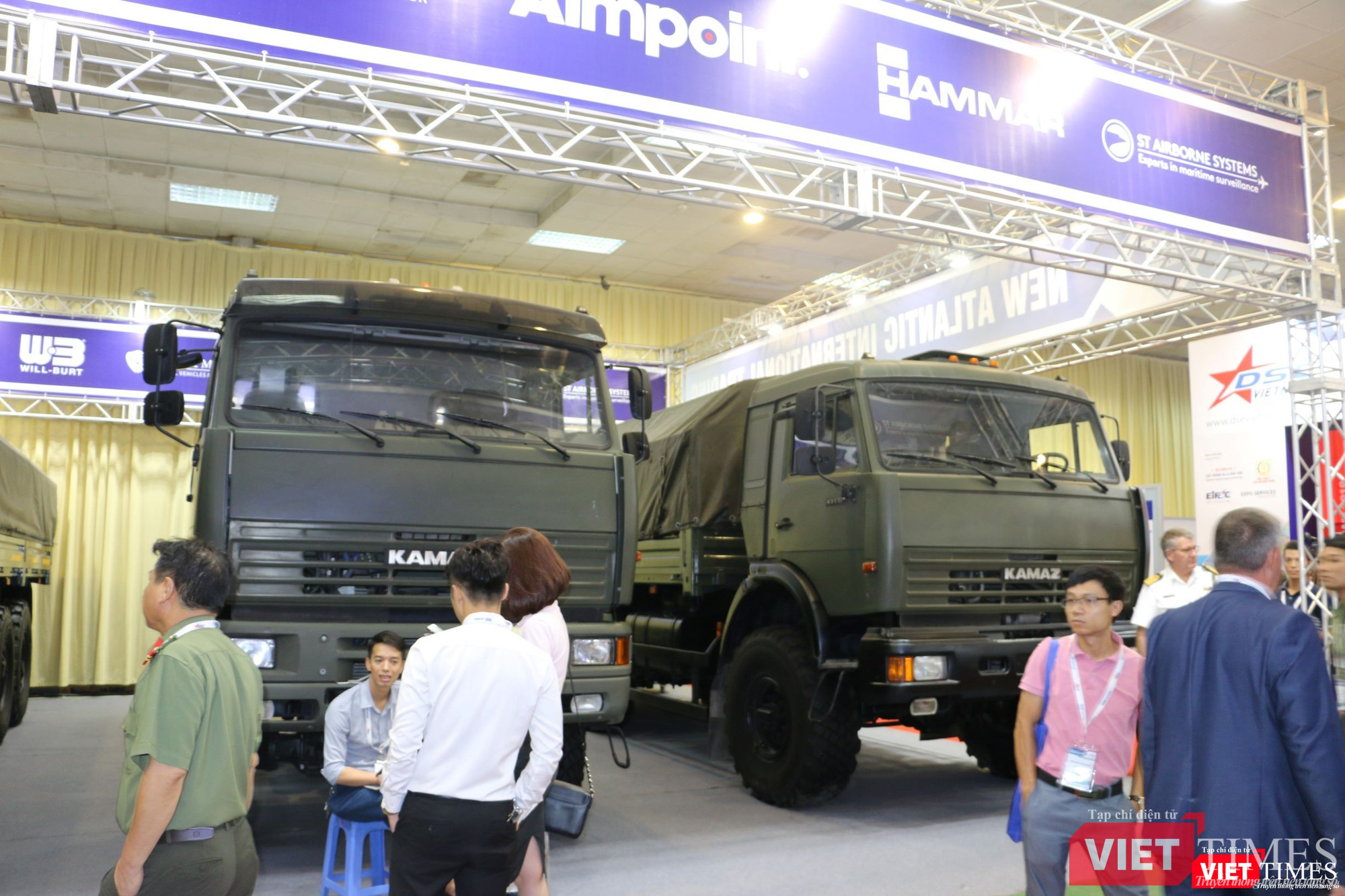 Xe vận tải Kamaz 65225 (chở tăng và các khí tài quân sự) của công ty New Atlantic International