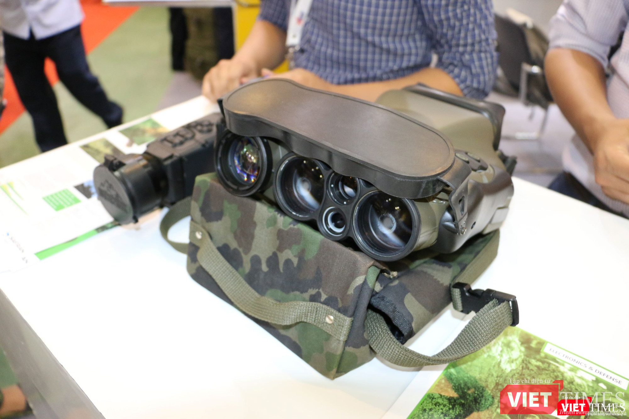 Kính ngắm xuyên đêm