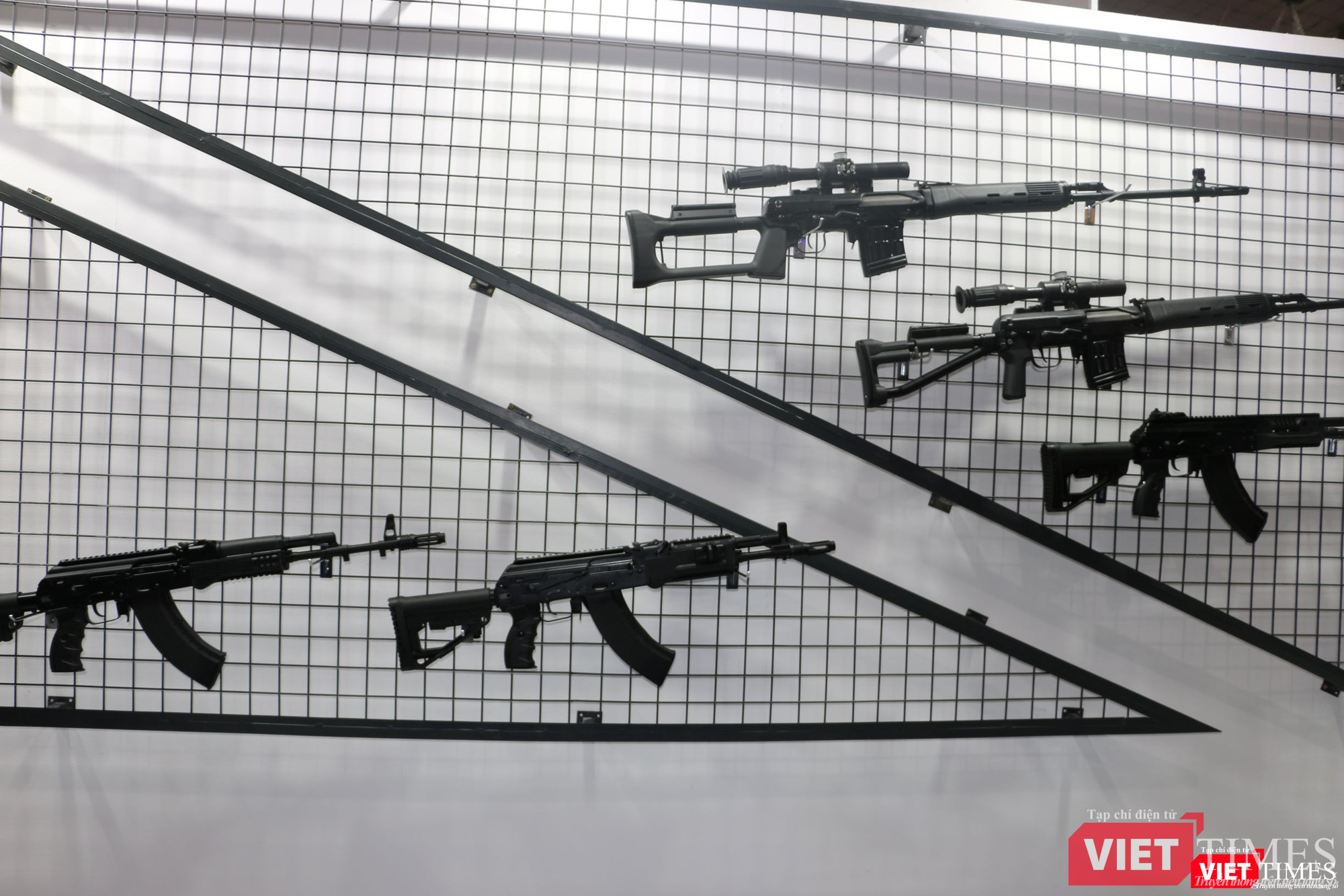 Các loại súng do Nga sản xuất như súng bắn tỉa Dragunov SVD, súng tiểu liên Vityaz-SN, AK-15 Kalashnikov...