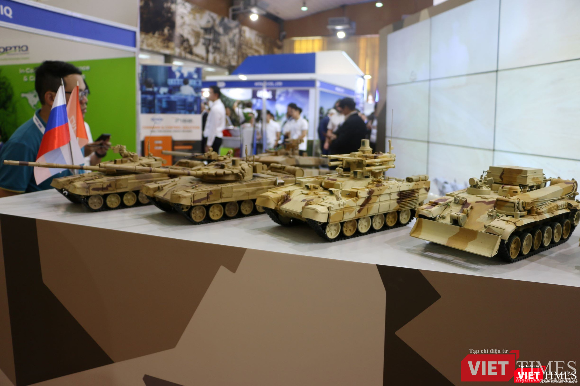 Các mẫu tăng T90 và T72