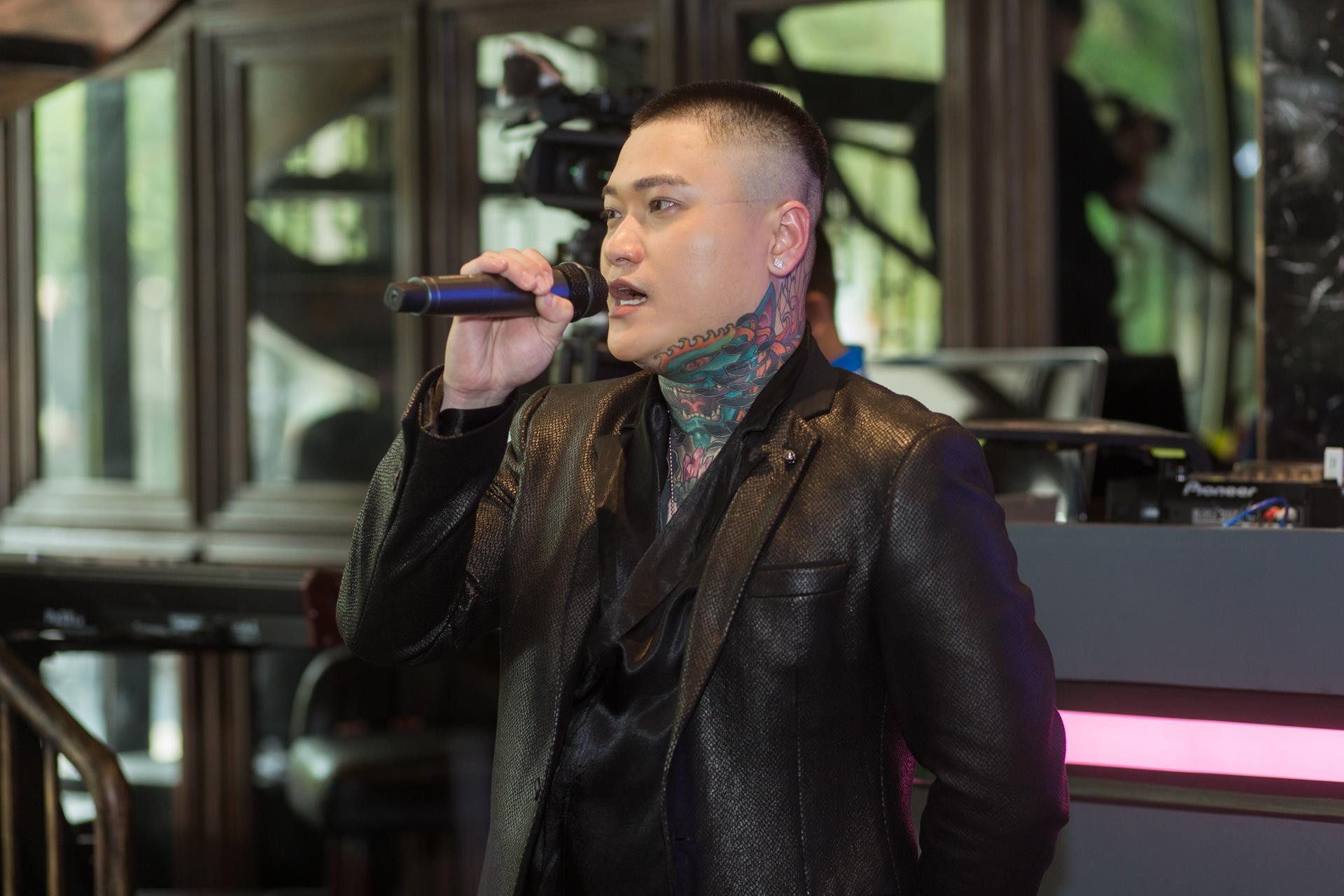 Giọng ca “Vợ tuyệt vời nhất” trải lòng: “Cuộc sống này không ai hoàn hảo cả, sở dĩ tôi vướng nhiều ồn ào bởi bản chất tôi sống rất thật. Tôi không thể xây dựng hình ảnh đẹp đẽ về mình trong khi con người tôi còn rất nhiều lỗi lầm, sai trái..." Giọng ca “Vợ tuyệt vời nhất” trải lòng: “Cuộc sống này không ai hoàn hảo cả, sở dĩ tôi vướng nhiều ồn ào bởi bản chất tôi sống rất thật. Tôi không thể xây dựng hình ảnh đẹp đẽ về mình trong khi con người tôi còn rất nhiều lỗi lầm, sai trái..."