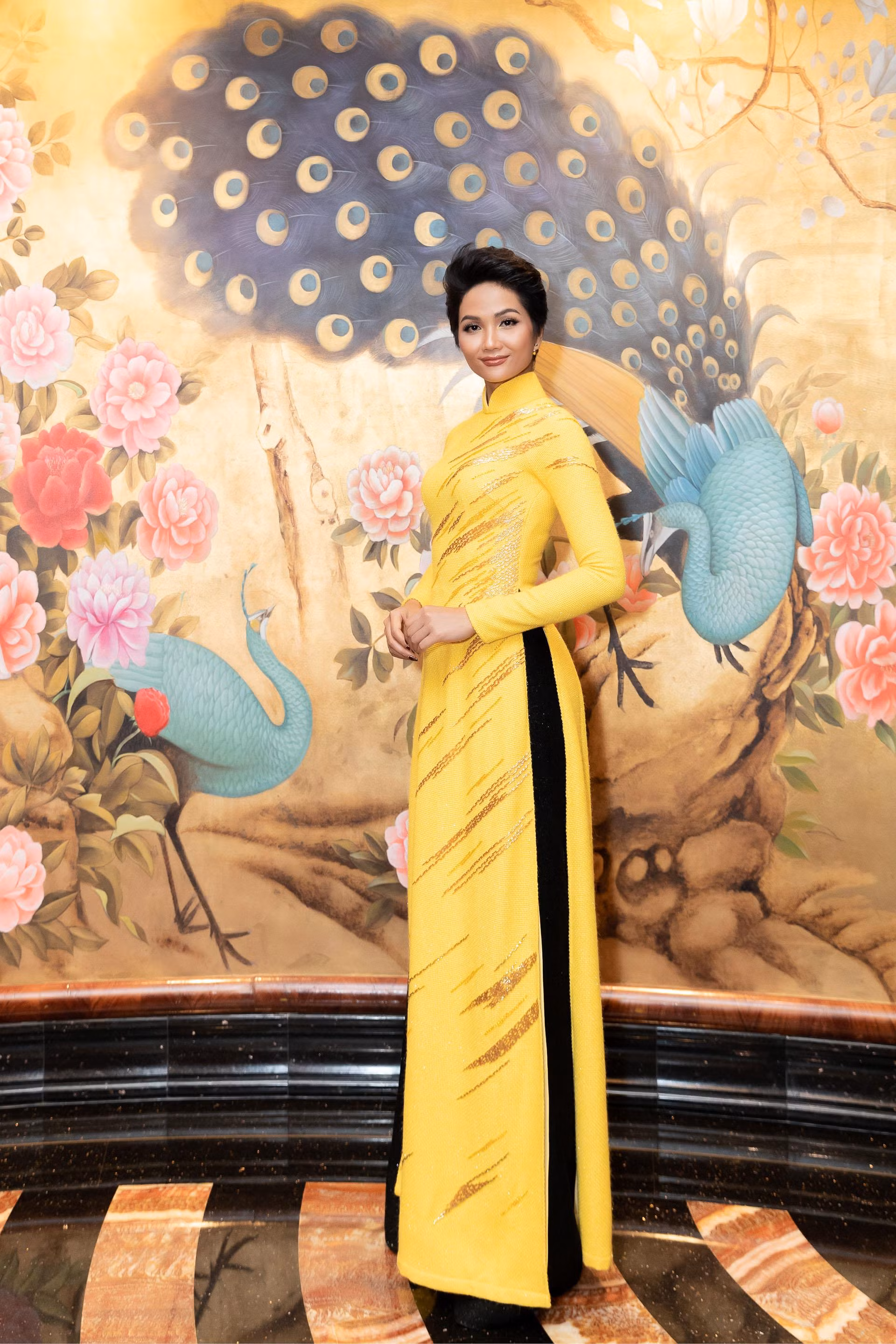 Hoa hậu đẹp lộng lẫy với chiếc áo dài pha trộn cả cách tân lẫn hoài cổ