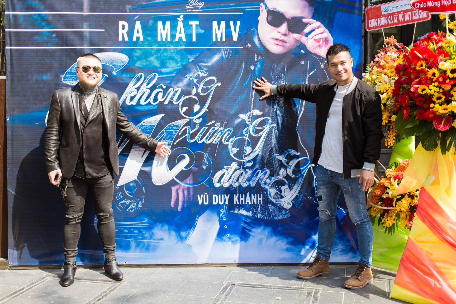 Ca sĩ Vũ Duy Khánh (bên trái) và nhân vật trong MV - diễn viên Trương Thế Vinh Ca sĩ Vũ Duy Khánh và nhân vật trong MV - diễn viên Trương Thế Vinh