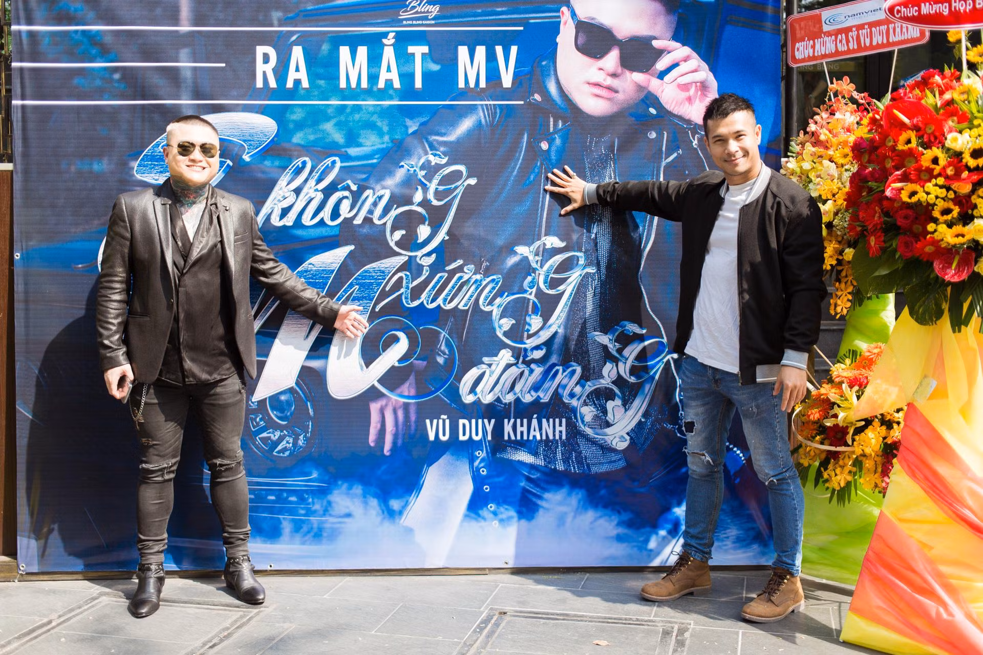 Ca sĩ Vũ Duy Khánh và nhân vật trong MV - diễn viên Trương Thế Vinh 