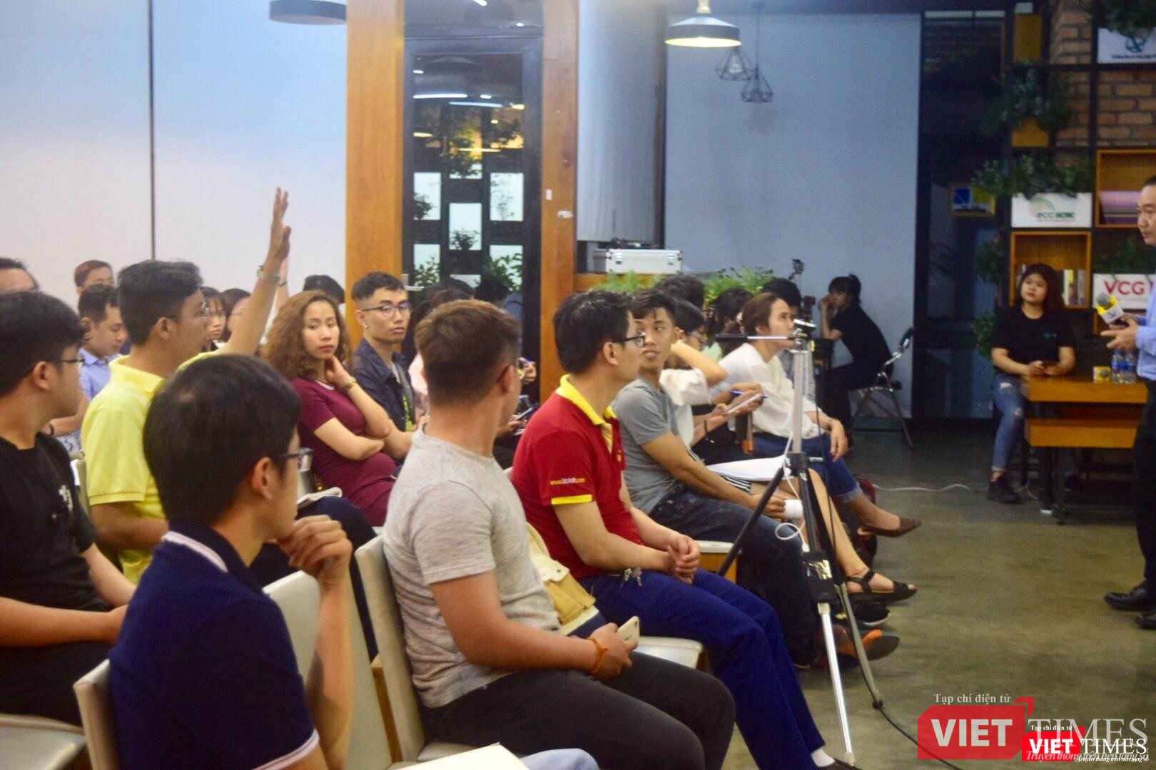 Rất nhiều cánh tay giơ lên đặt ra những câu hỏi thách thức trong công cuộc chuyển đổi số đối với doanh nghiệp