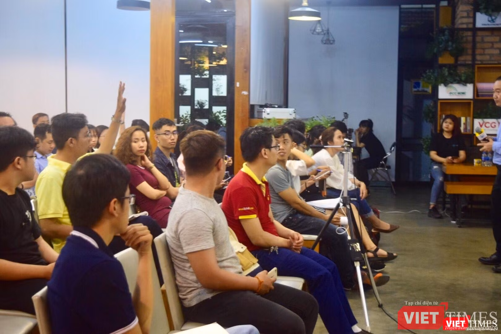 Rất nhiều cánh tay giơ lên đặt ra những câu hỏi thách thức trong công cuộc chuyển đổi số đối với doanh nghiệp