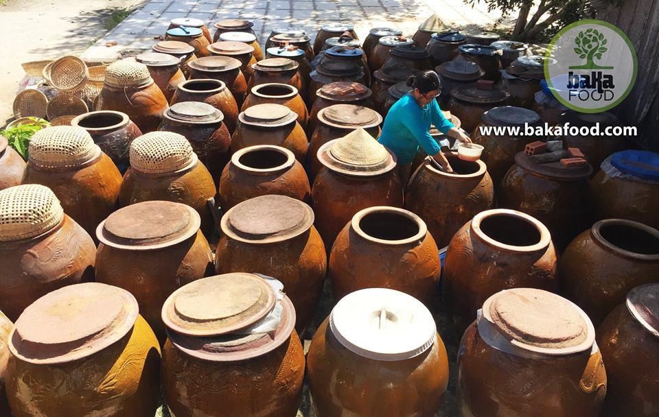 Bà Lục Thị Tường Vy bên những khạp da bò ủ nước mắm Cá Linh ở An Giang Bà Lục Thị Tường Vy bên những khạp da bò ủ nước mắm Cá Linh ở An Giang