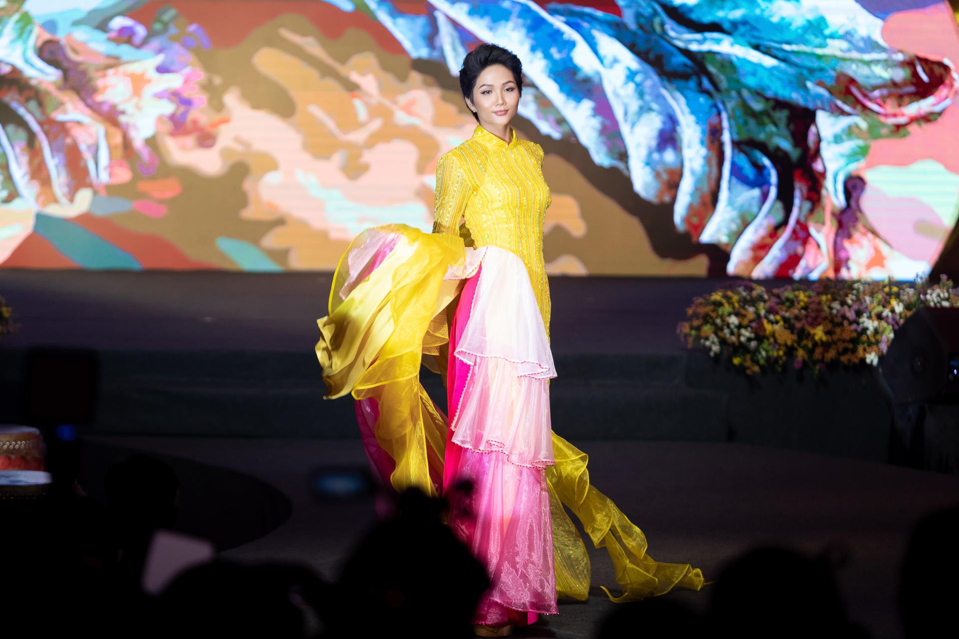 Hoa hậu H'Hen Niê trở lại đẹp lộng lẫy với phong thái của một người phụ nữ mạnh mẽ