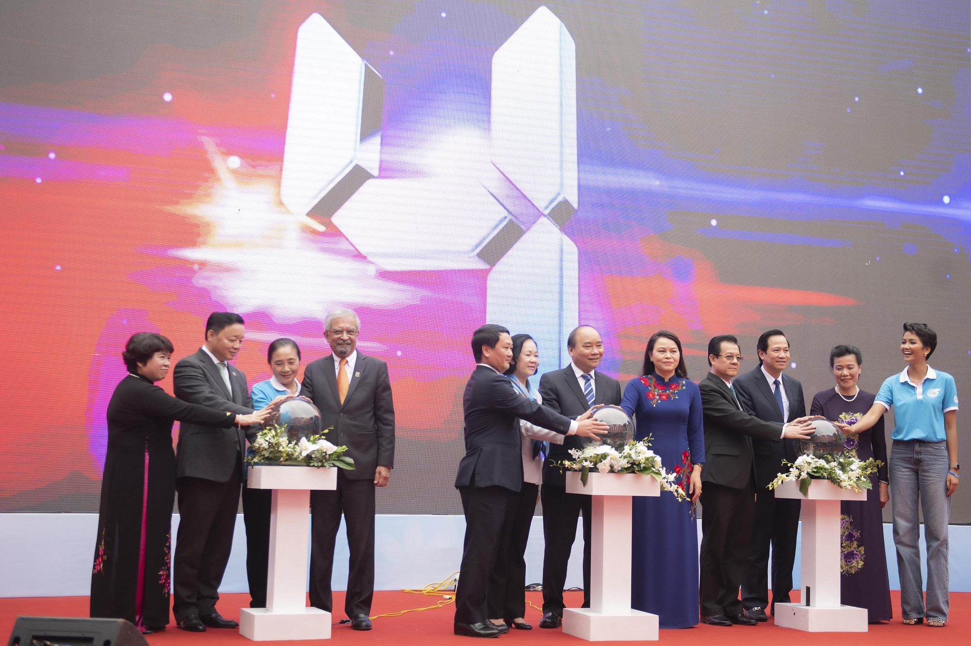 Chung tay hành động vì phụ nữ và trẻ em gái