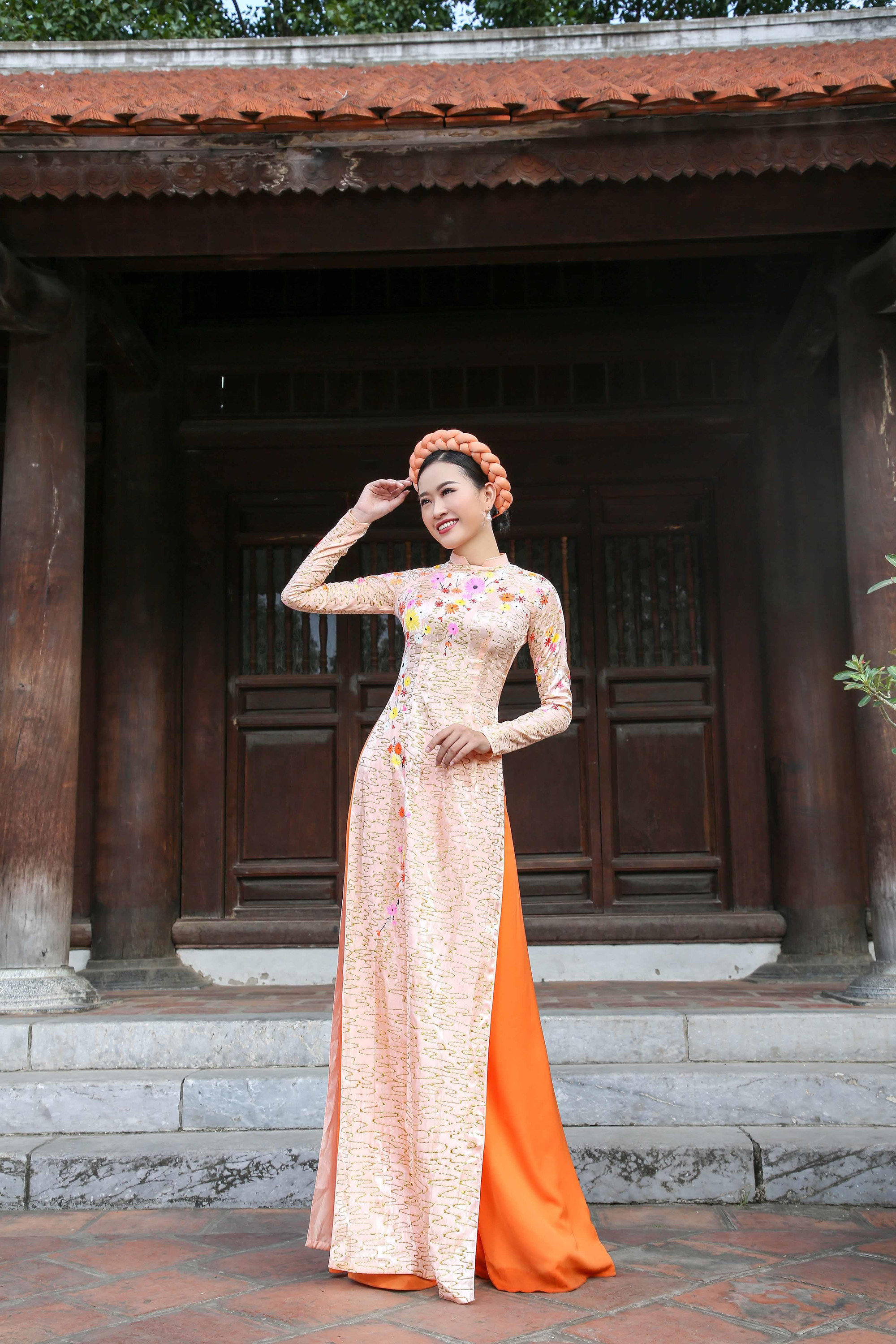 Bộ sưu tập áo dài "Hoa Thạch Thảo"