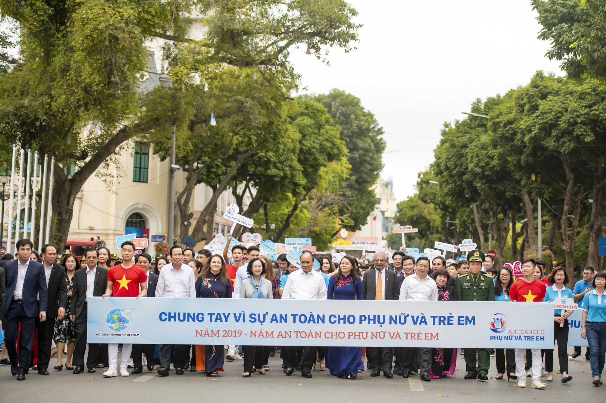 Kết thúc chương trình, H’Hen Niê và đoàn đã cùng nhau xuống đường đi bộ hưởng ứng phong trào.