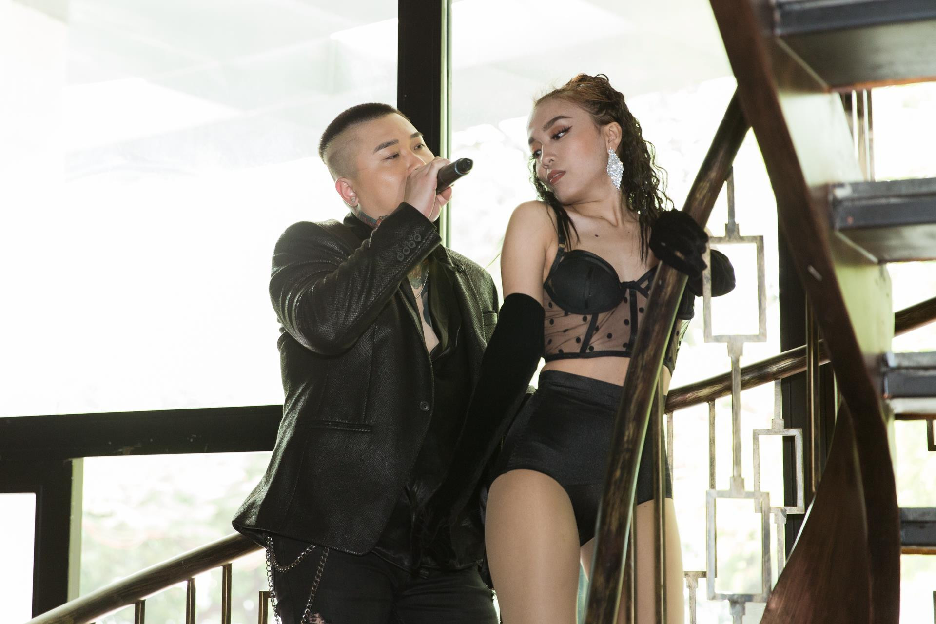 Vũ Duy Khánh tuyên bố: “Ở Việt Nam, ca sĩ nào nói chưa từng đi hát hội chợ, hát chuồng gà là ... bốc phét”. Vũ Duy Khánh tuyên bố: “Ở Việt Nam, ca sĩ nào nói chưa từng đi hát hội chợ, hát chuồng gà là ... bốc phét”.