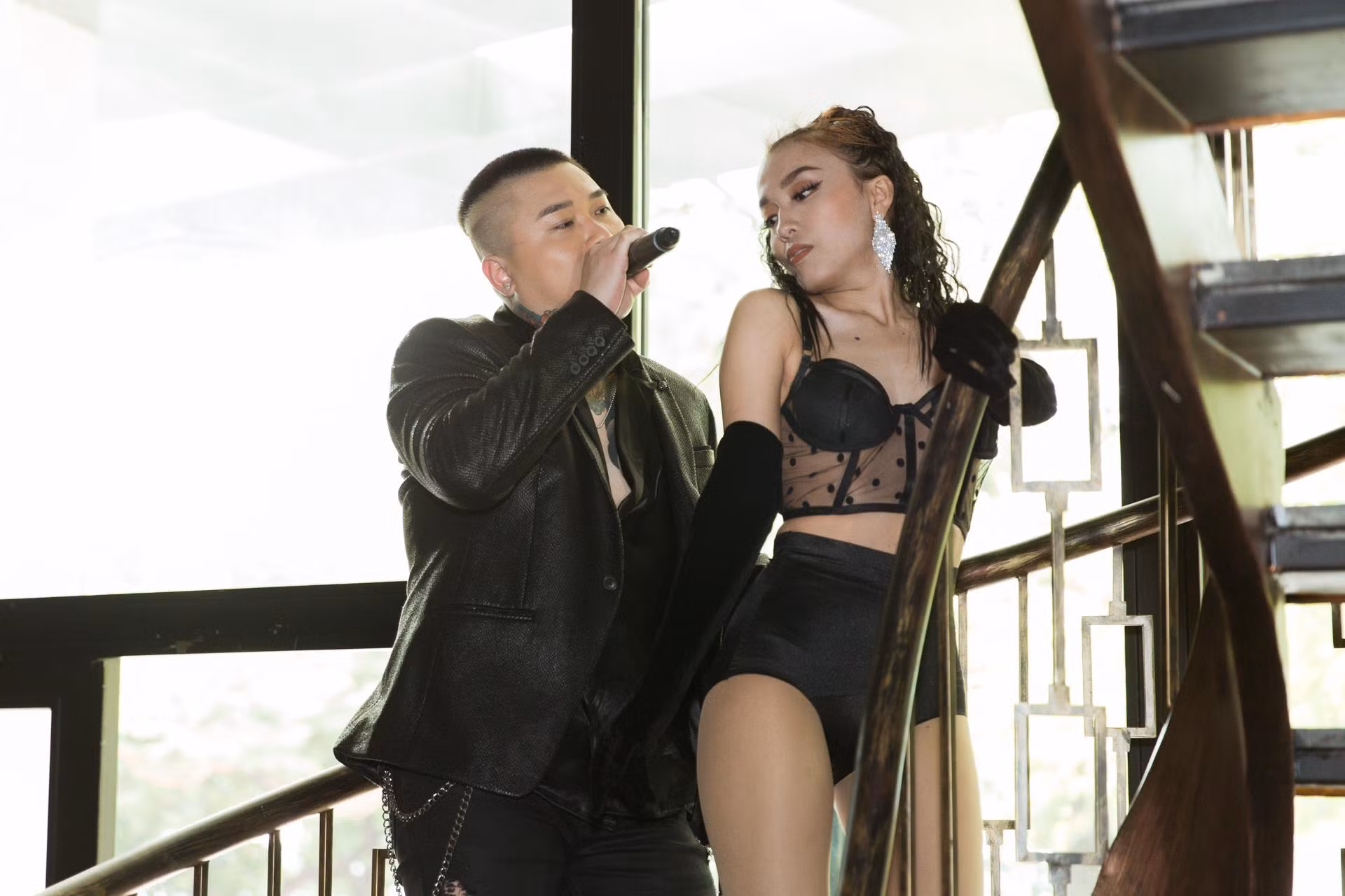 Vũ Duy Khánh tuyên bố: “Ở Việt Nam, ca sĩ nào nói chưa từng đi hát hội chợ, hát chuồng gà là ... bốc phét”.