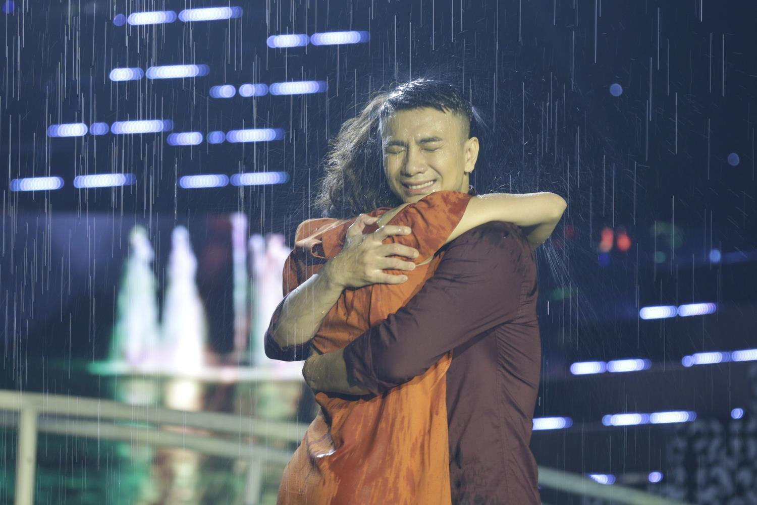 Dương Cường lấy nước mắt khán giả trong ca khúc "Xót xa" (sáng tác: Lam Phương)