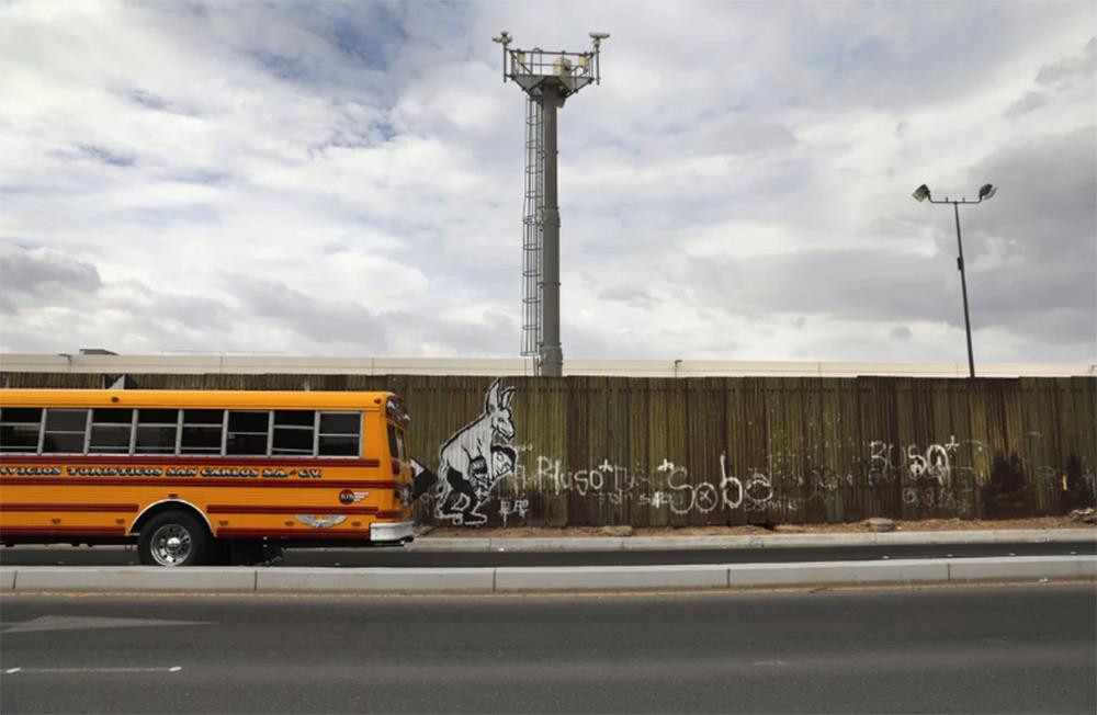 Một trạm camera giám sát đặt tại hàng rào biên giới Mỹ - Mexico vào ngày 26 tháng 9 năm 2016 (ảnh John Moore/ Getty Images)