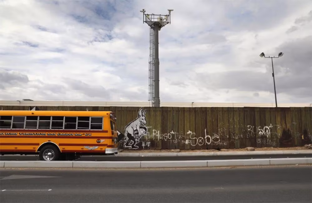 Một trạm camera giám sát đặt tại hàng rào biên giới Mỹ - Mexico vào ngày 26 tháng 9 năm 2016 (ảnh John Moore/ Getty Images)