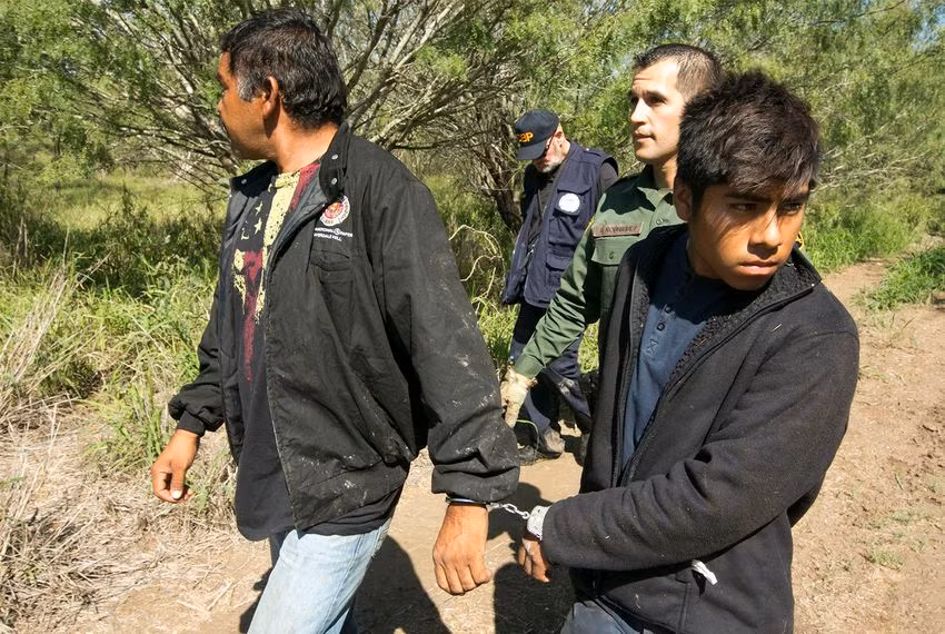 Người nhập cư trái phép bị bắt giữ tại biên giới (ảnh Texas Trinbune)