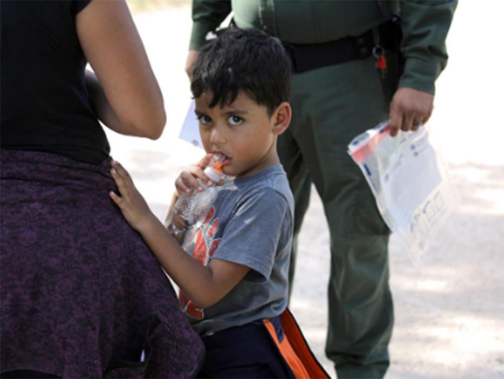 Một đứa trẻ nhập cư tại Biên giới Mỹ - Mexico (ảnh Reuters)