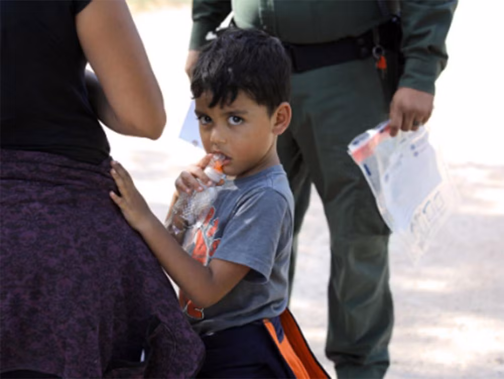 Một đứa trẻ nhập cư tại Biên giới Mỹ - Mexico (ảnh Reuters)